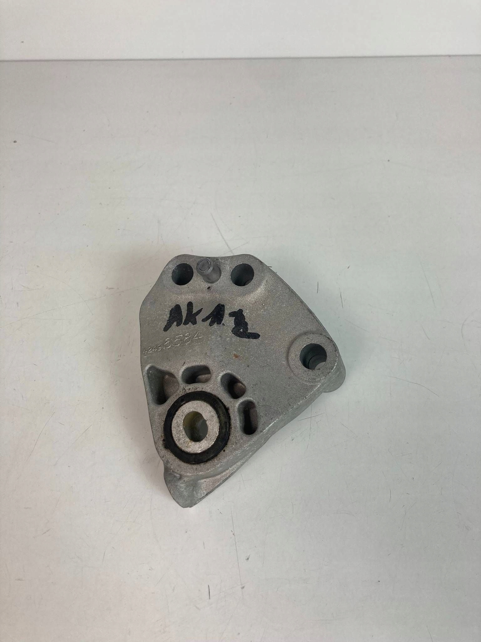 Opel Astra K 1.2 B supporto / staffa cambio ingranaggi 42496584