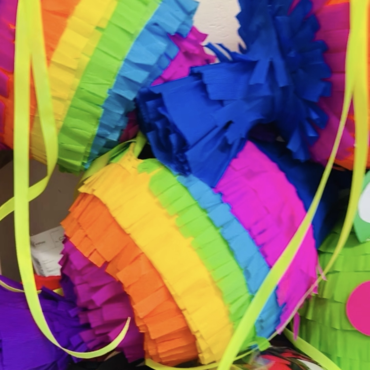 PINIATA CUKIEREK NA URODZINY PINATA + GRATISY Elementy zestawu kij do rozbijania piniaty konfetti piniata