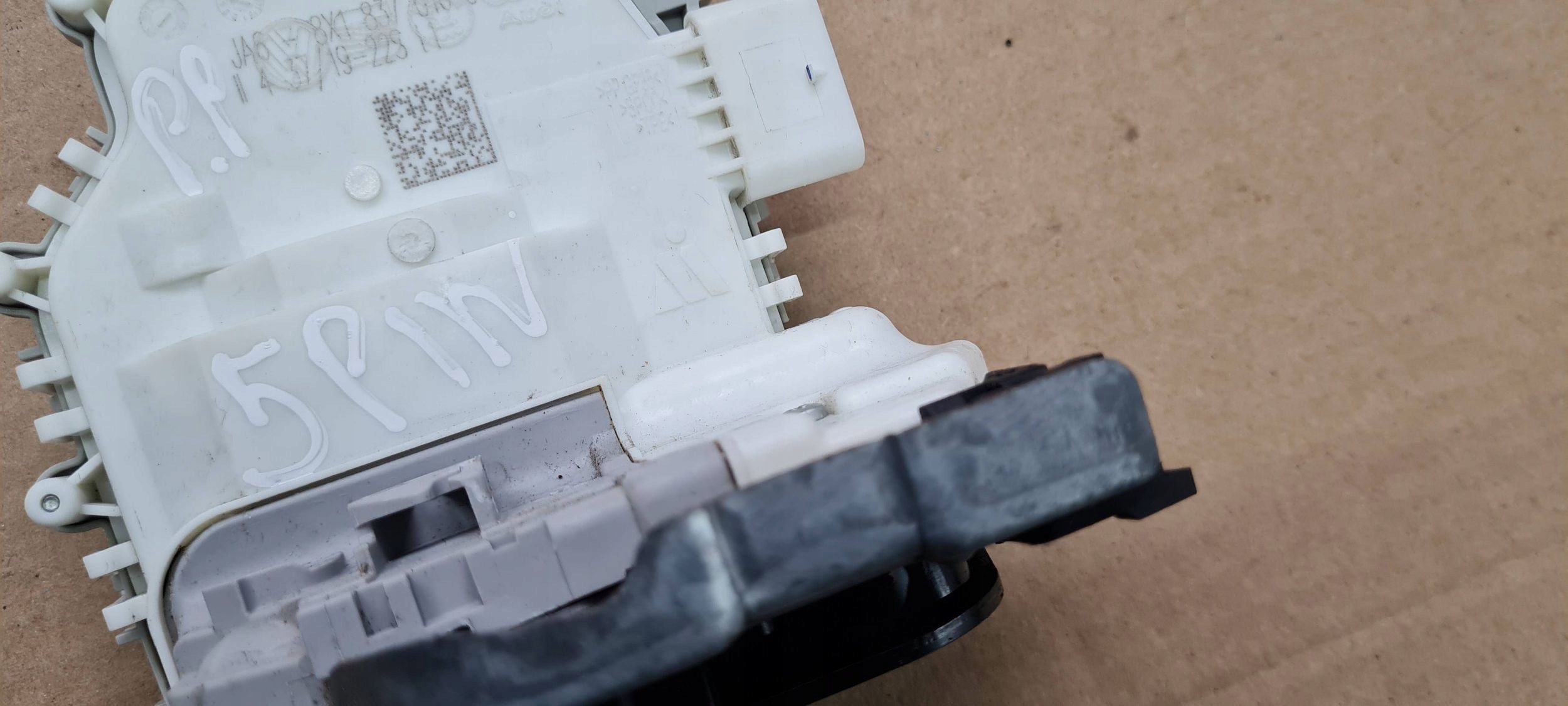 Q5 80A SQ5 lock door right front 8X1837016C 5PIN A4 B9 A5 A3 8V