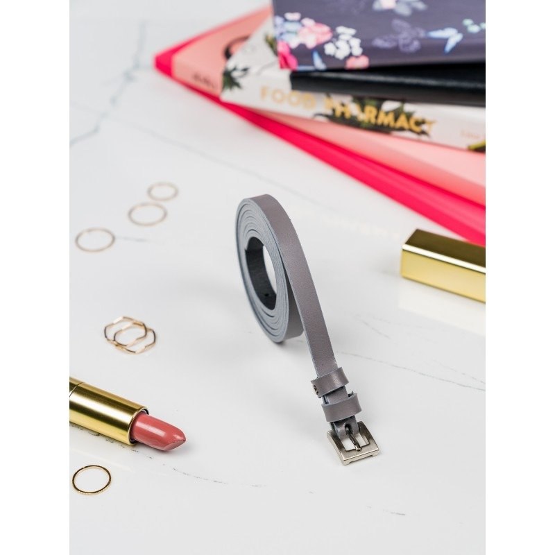 

Klasyczny, wąski pasek damski ze srebrną, metalową