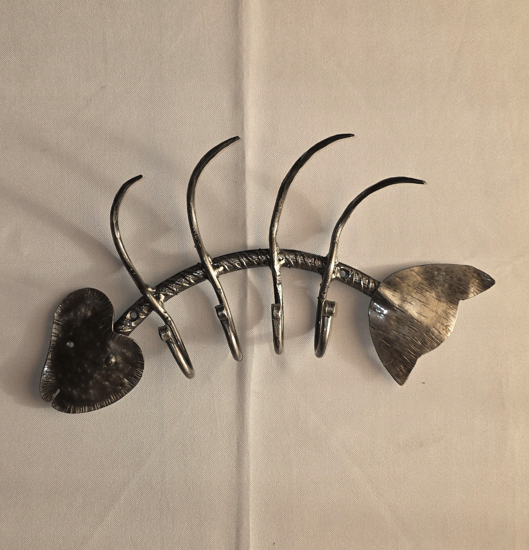 Wieszak metalowy ryba.