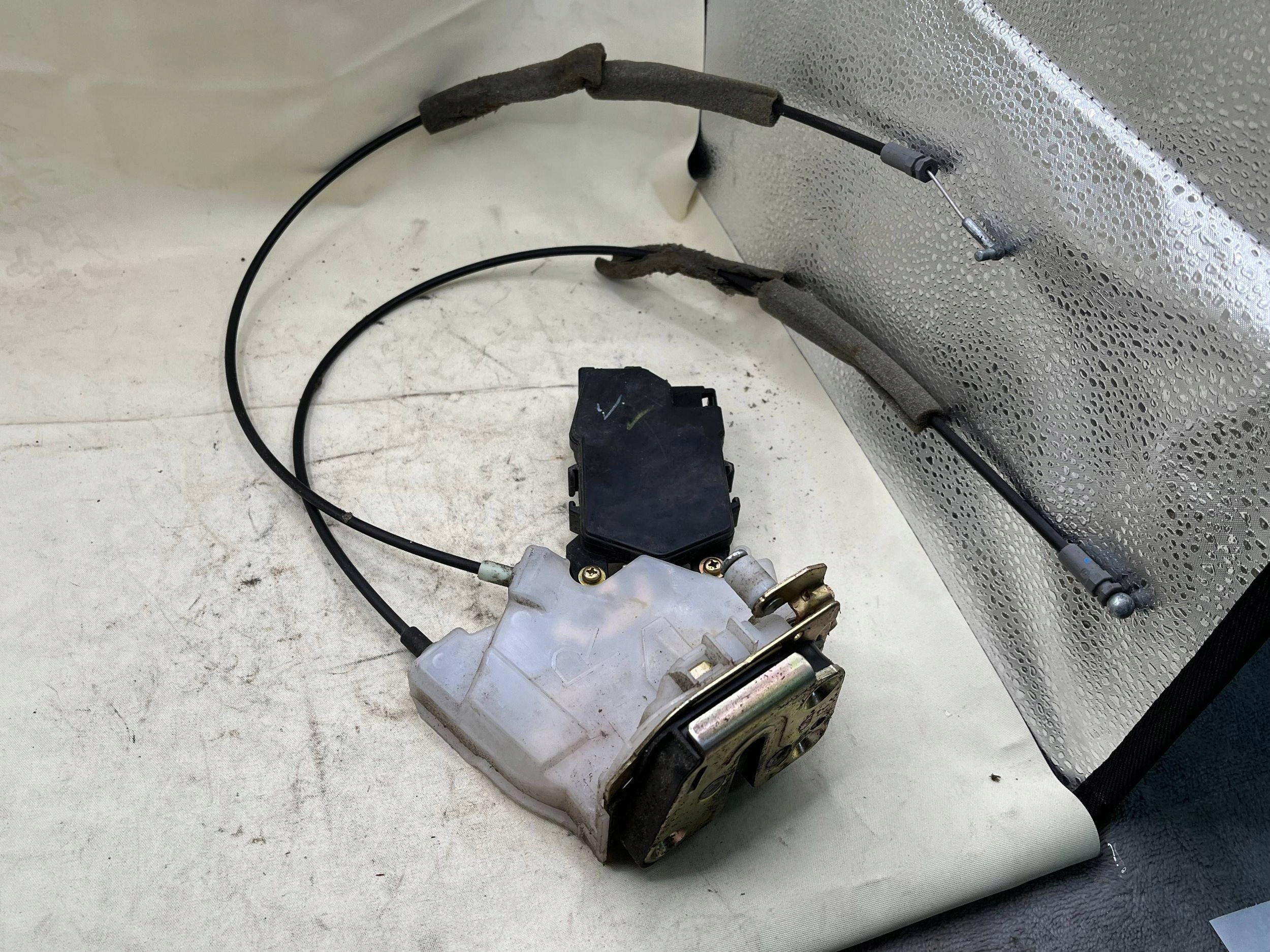 61034XA00A lock door tylnych prawych SUBARU TRIBECA !J