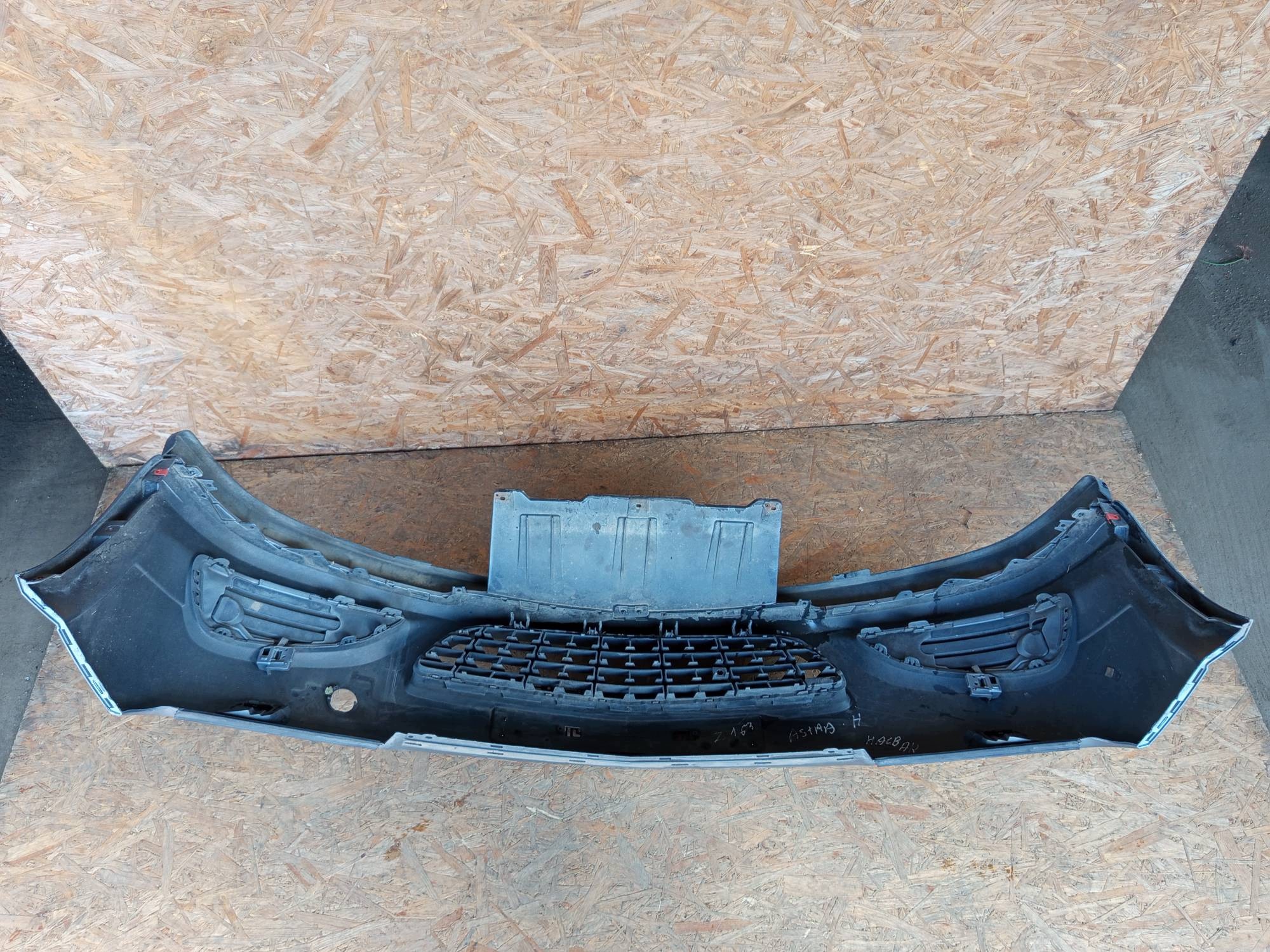 bumper front front Opel ASTRA H GTC 1.7 CDTI Z163