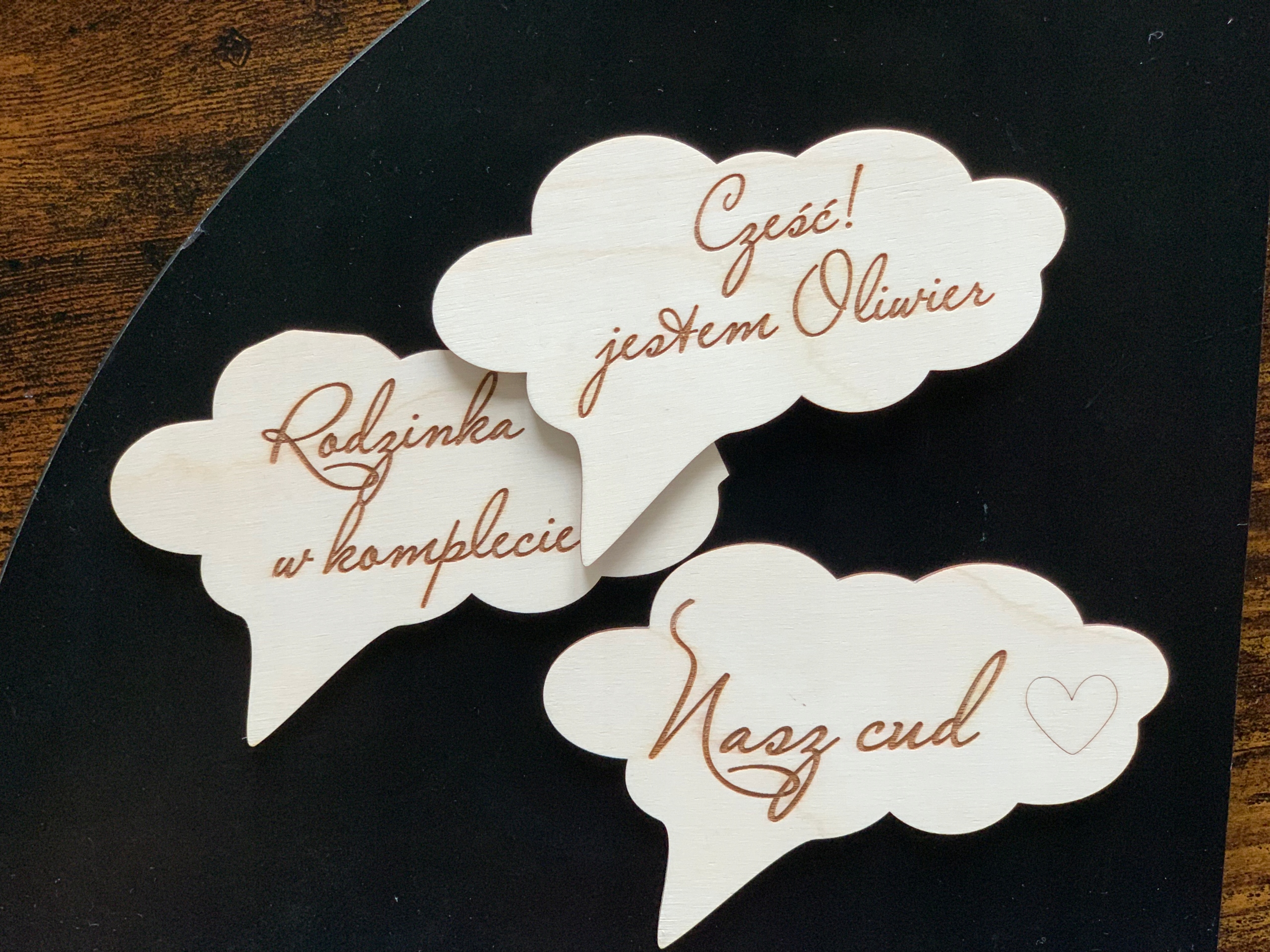 TABLICZKI DO ZDJĘĆ DREWNIANE PREZENT NA CHRZEST Głębokość produktu 0.3 cm