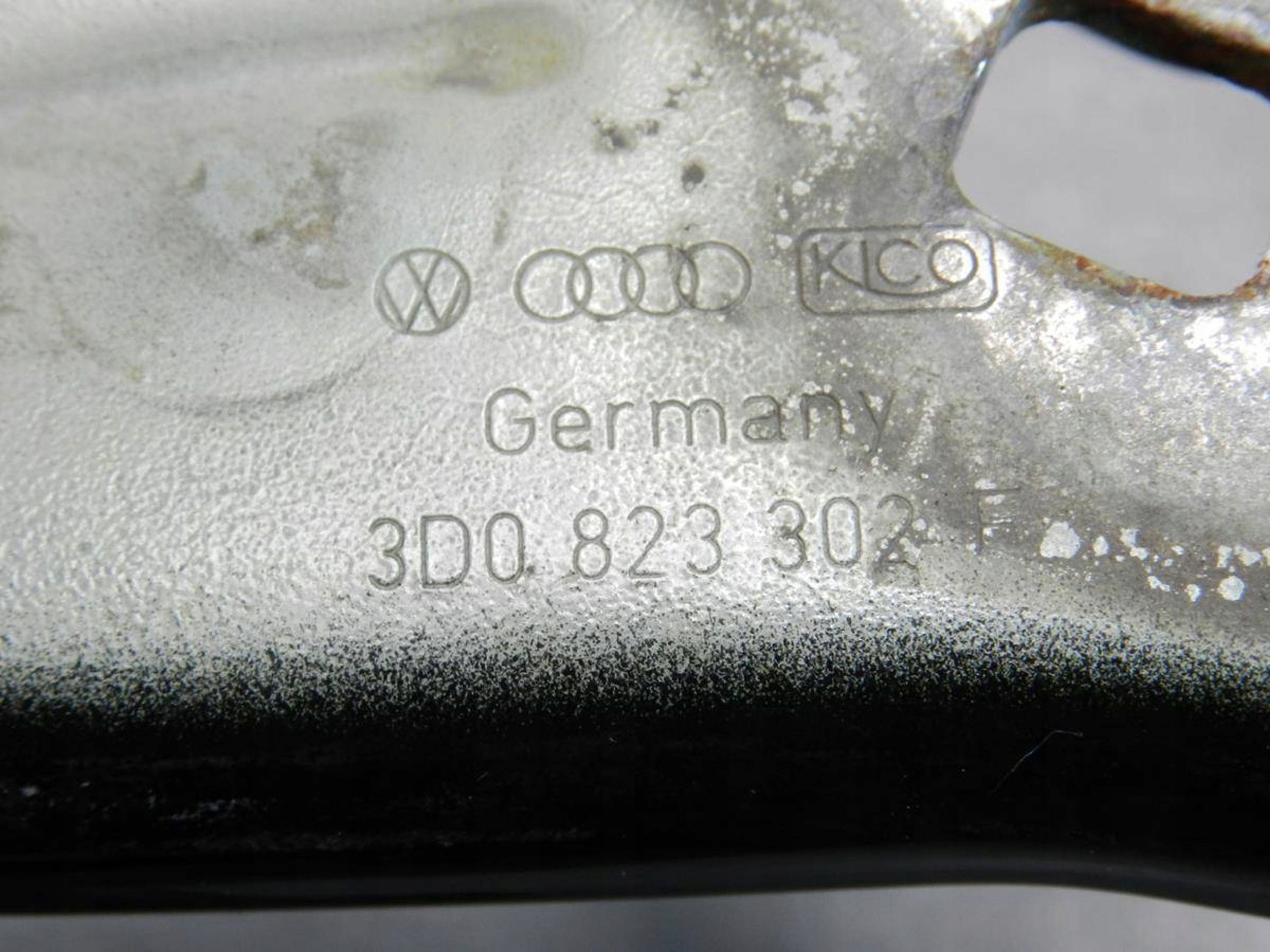 Volkswagen Phaeton bonnet hinges right 3D0823302F