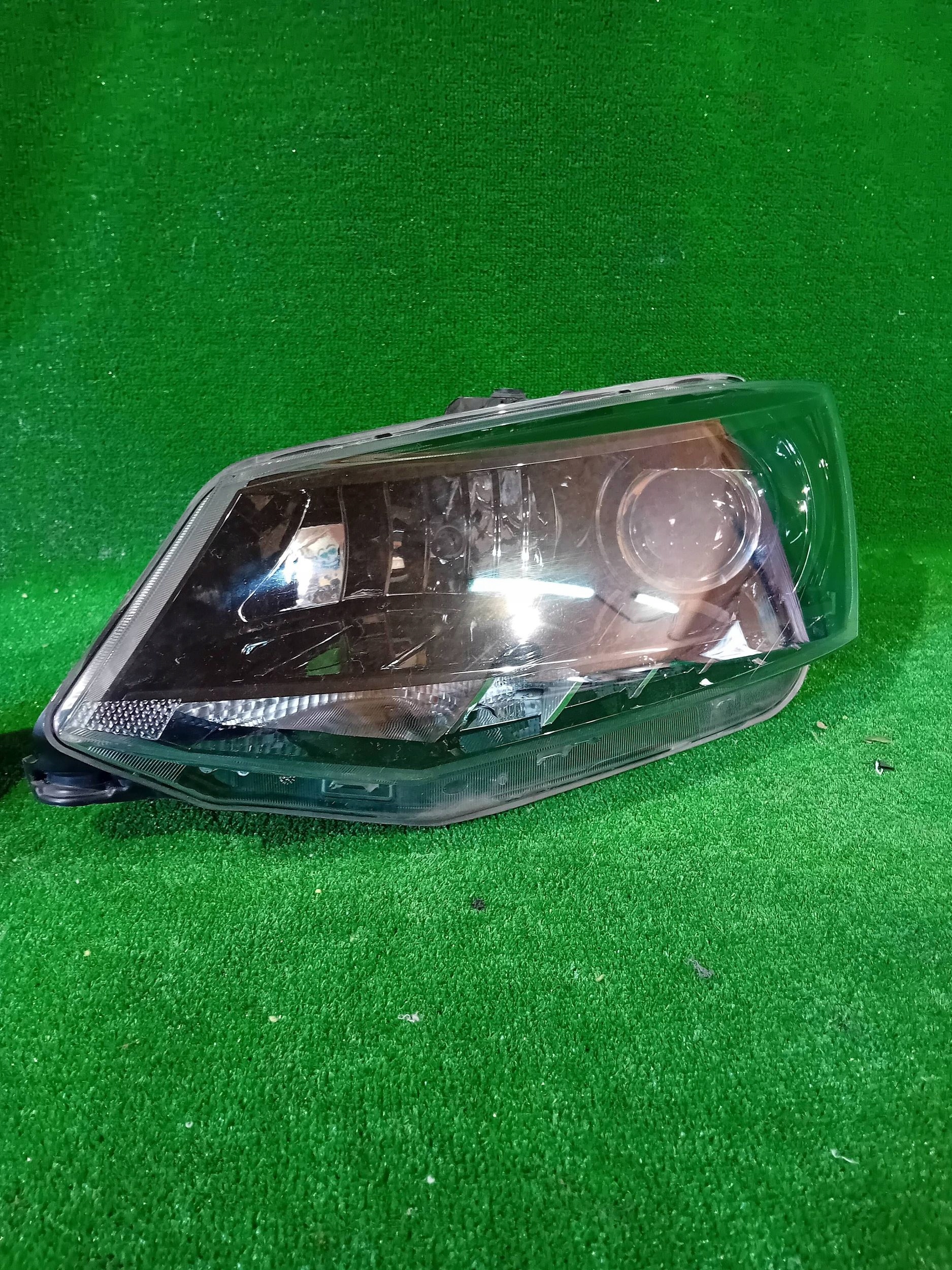 REFLEKTOR levý předek SKODA FABIA III 14- čočka LED