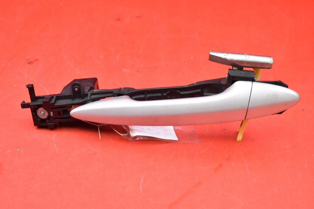 handle left rear part rear SREBRNA LEXUS IS220 XE20 05-10