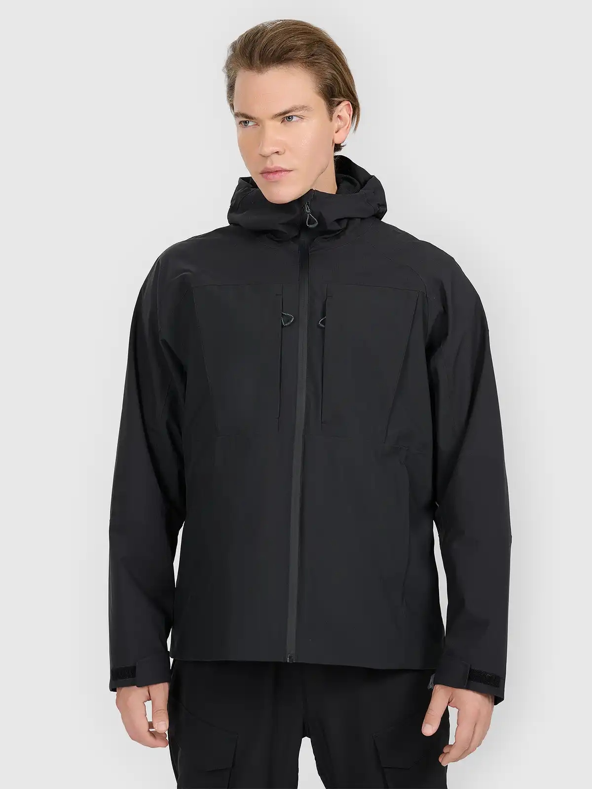 4F pánská technická bunda s kapucí a kapsami na hrudi, černá