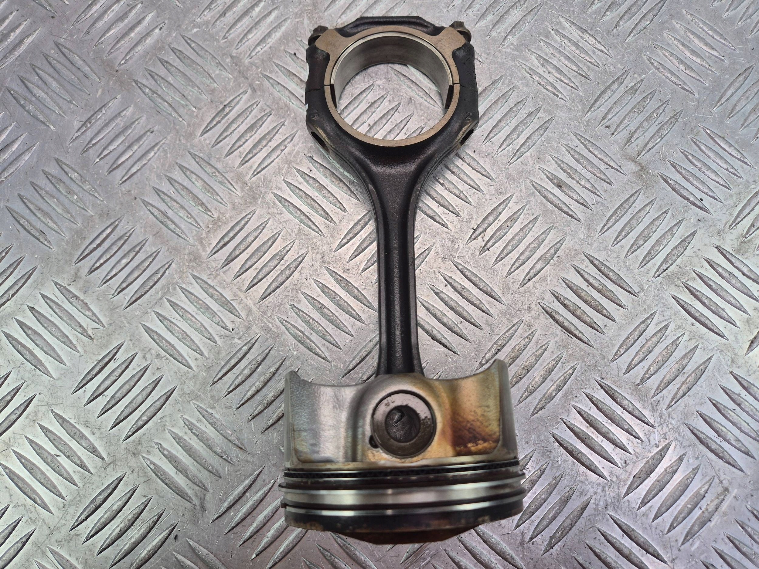 Mercedes E280 W212 piston with connecting rod M272