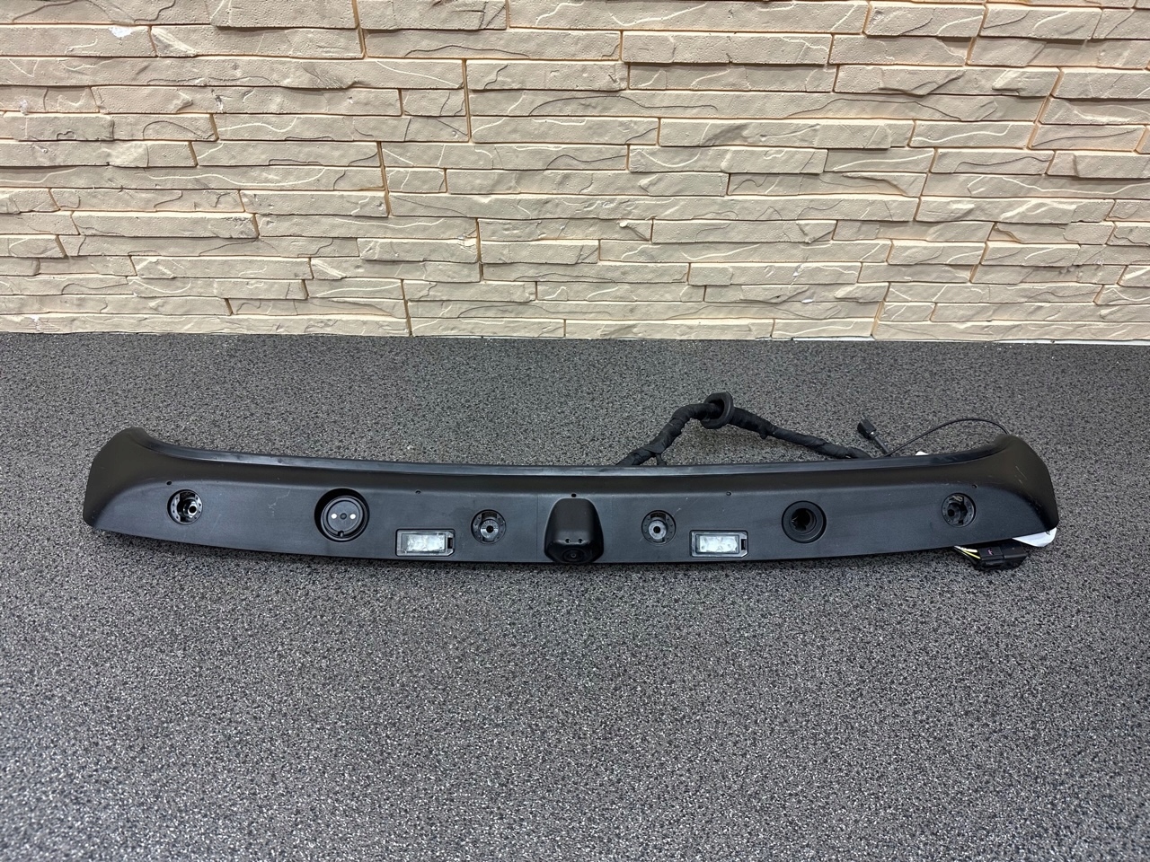 FERRARI 812 LISTWA OŚWIETLENIE OBRAMOWANIE KAMERA TABLICY REJESTRACYJNEJ