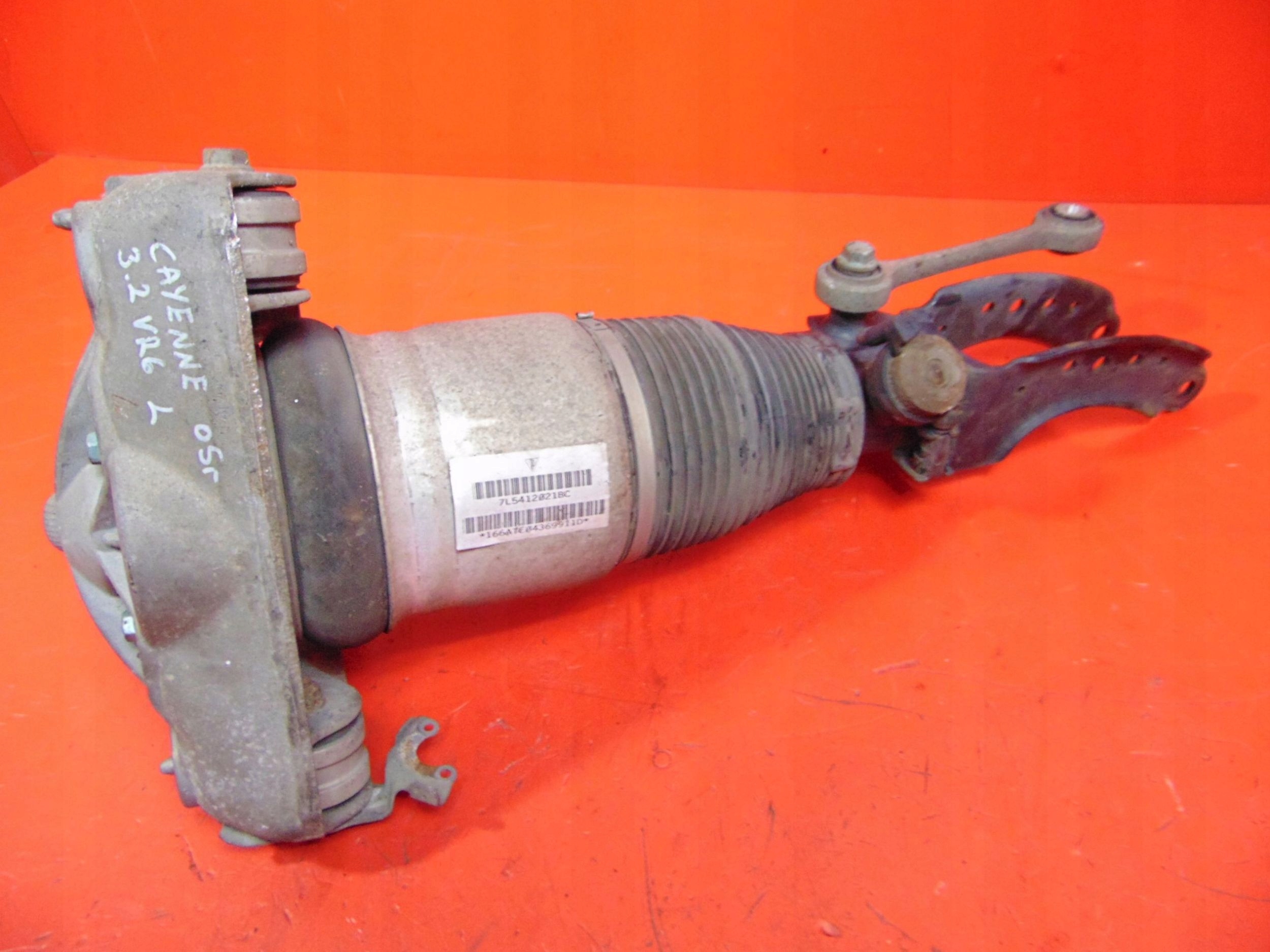 PORSCHE CAYENNE and 9P 7L 3.2 VR6 shock absorber PNEUMATYCZNY MIECH left front
