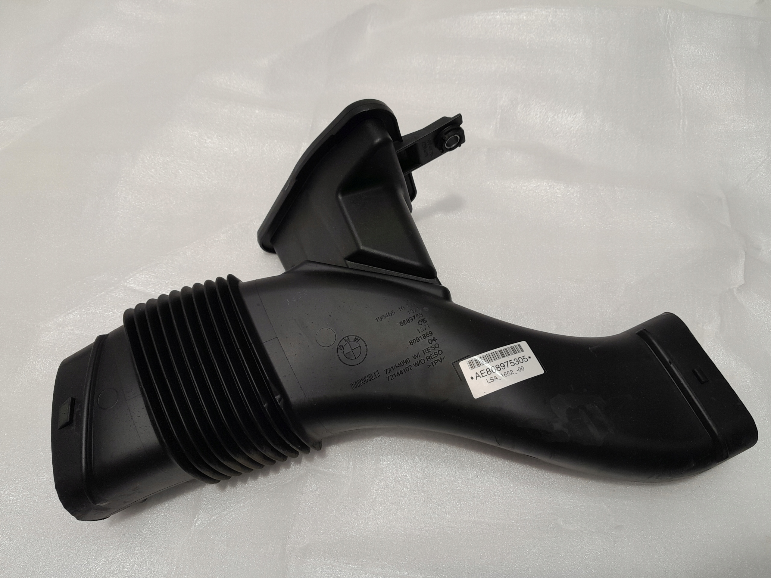 BMW X7 G07 drain intake air hose left 8689753