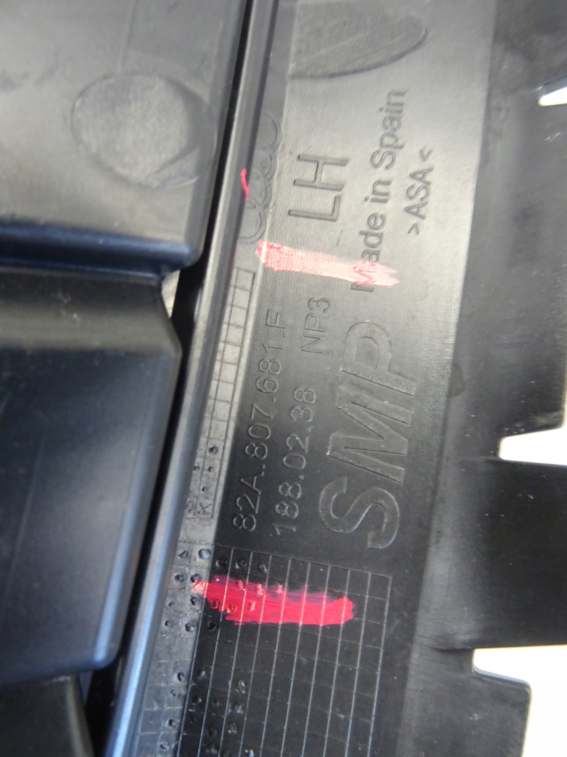 grid of a bumper front front left AUDI A1 82A 82A807681F