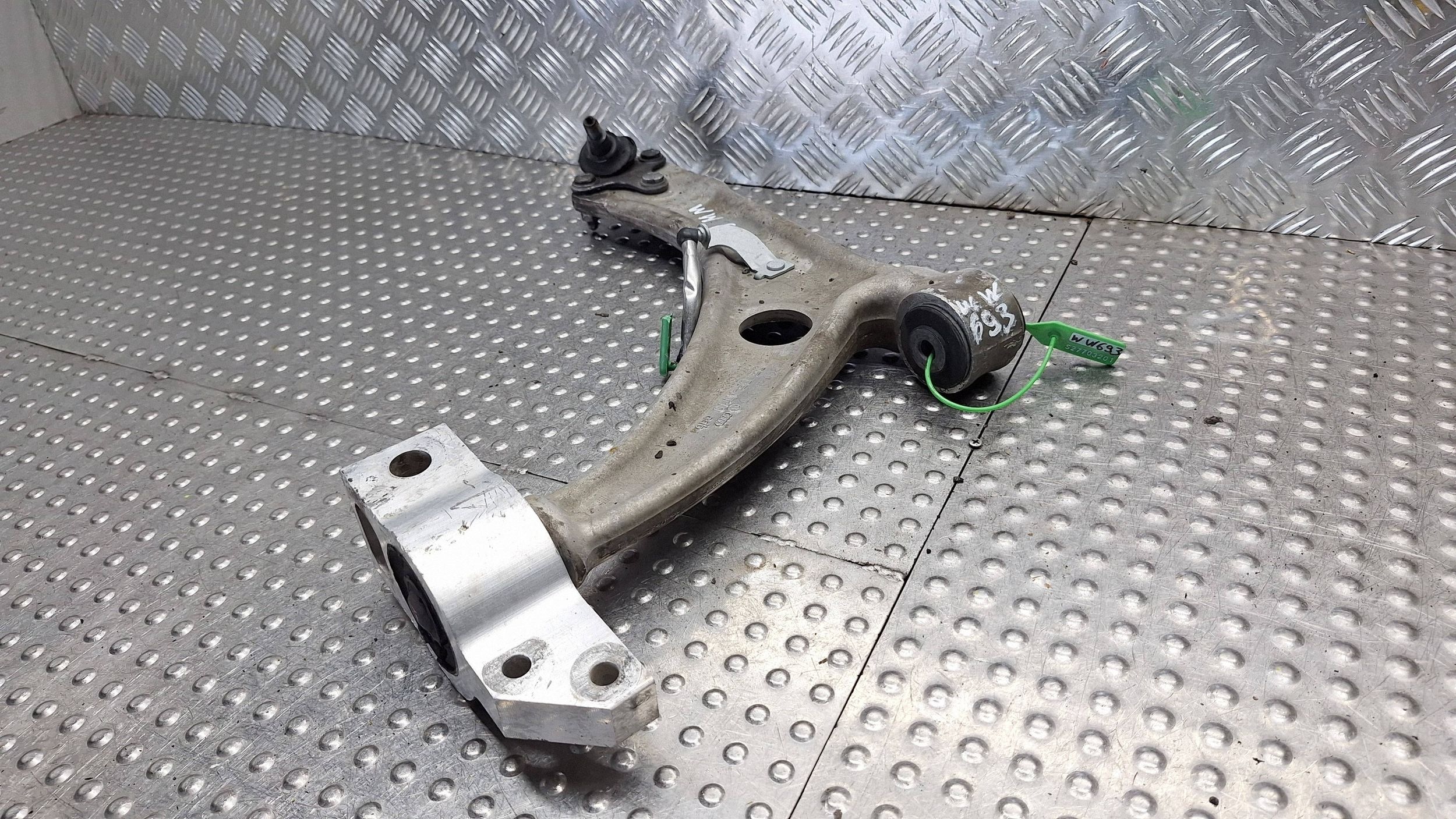 arm right front 3C0407153D VW PASSAT B7 AUDI Q3 8U