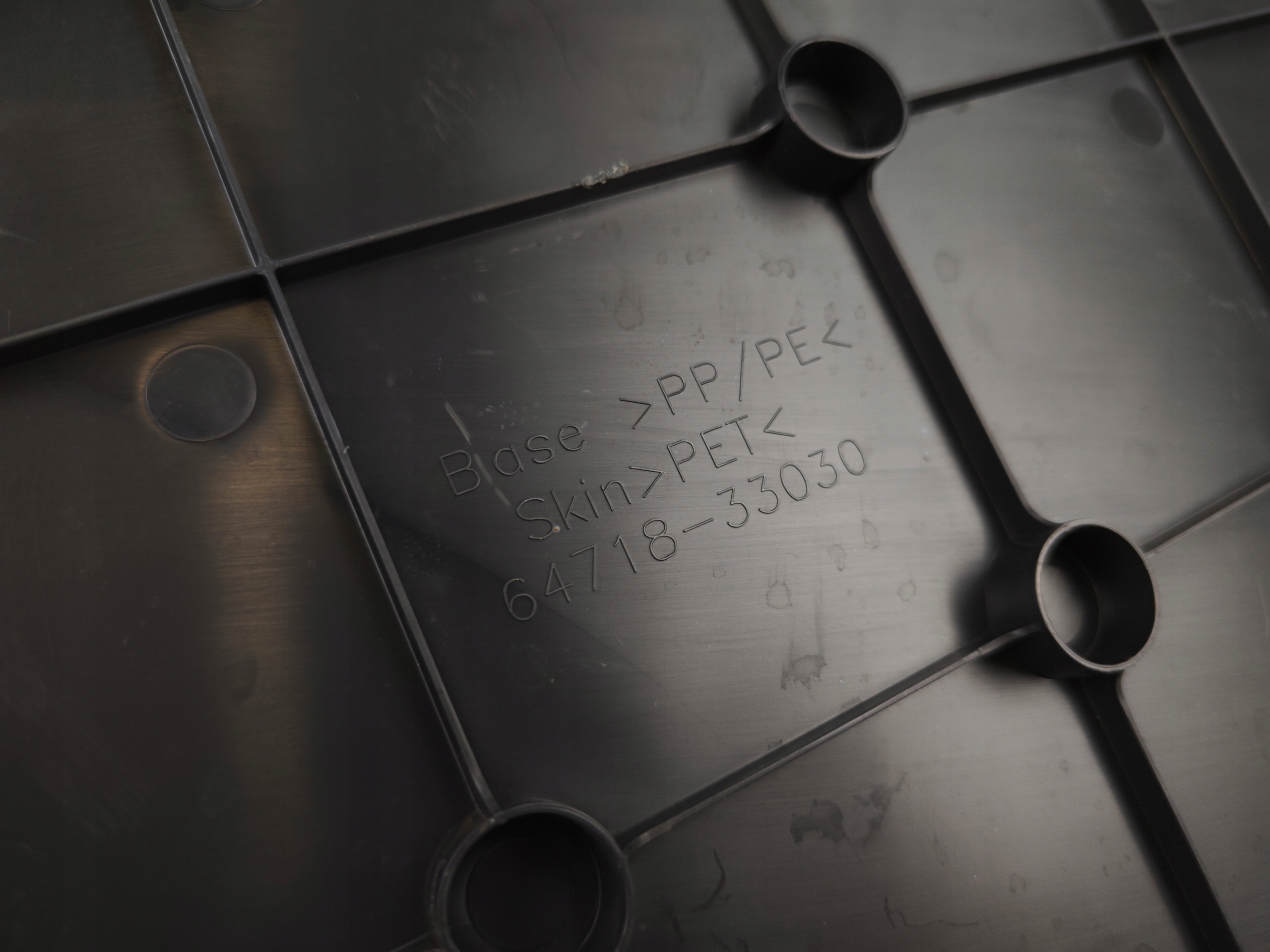 TOYOTA CAMRY VIII заглушка корпус защита багажника зад 64718-33030