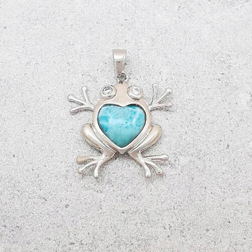 Stříbrný přívěsek žabka s larimarem