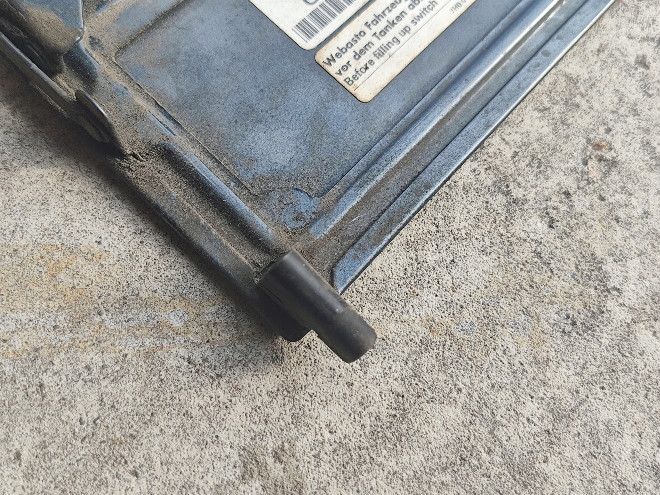 VW T5 Klapka Blech Blende Abdeckung Tankklappe des Kraftstoffsbehälters graue LD7U