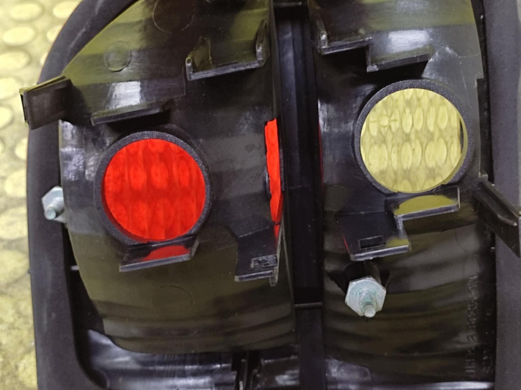SEAT LEON and light left rear part to the bonnet