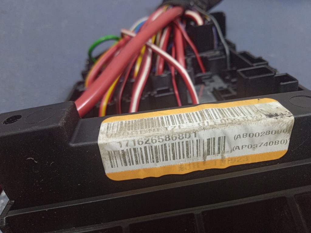 vw JETTA VI 5C 2.0 tdi блок предохранителей 5C0937819L