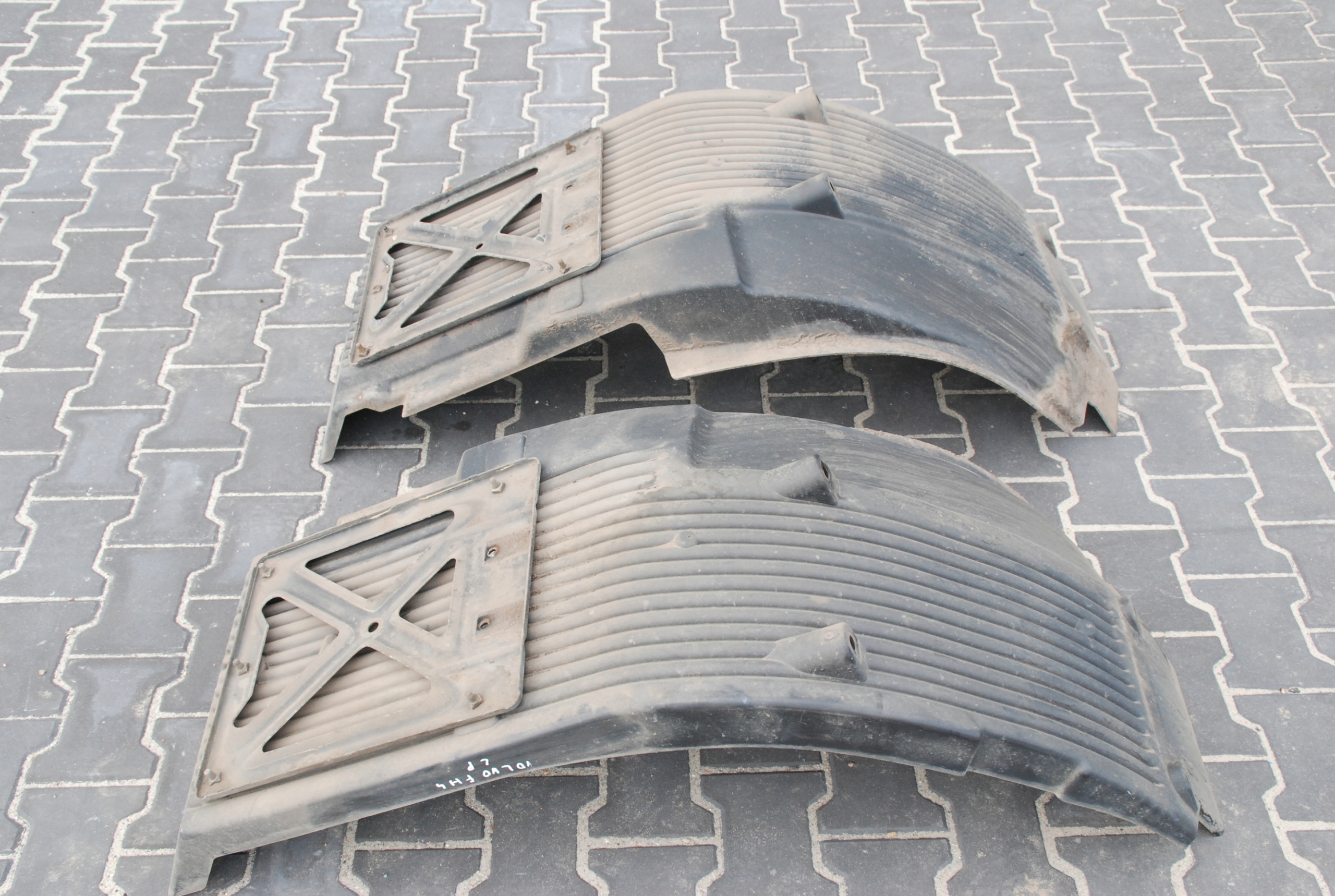 VOLVO FH4- NADKOLE POD KABINĘ P / L