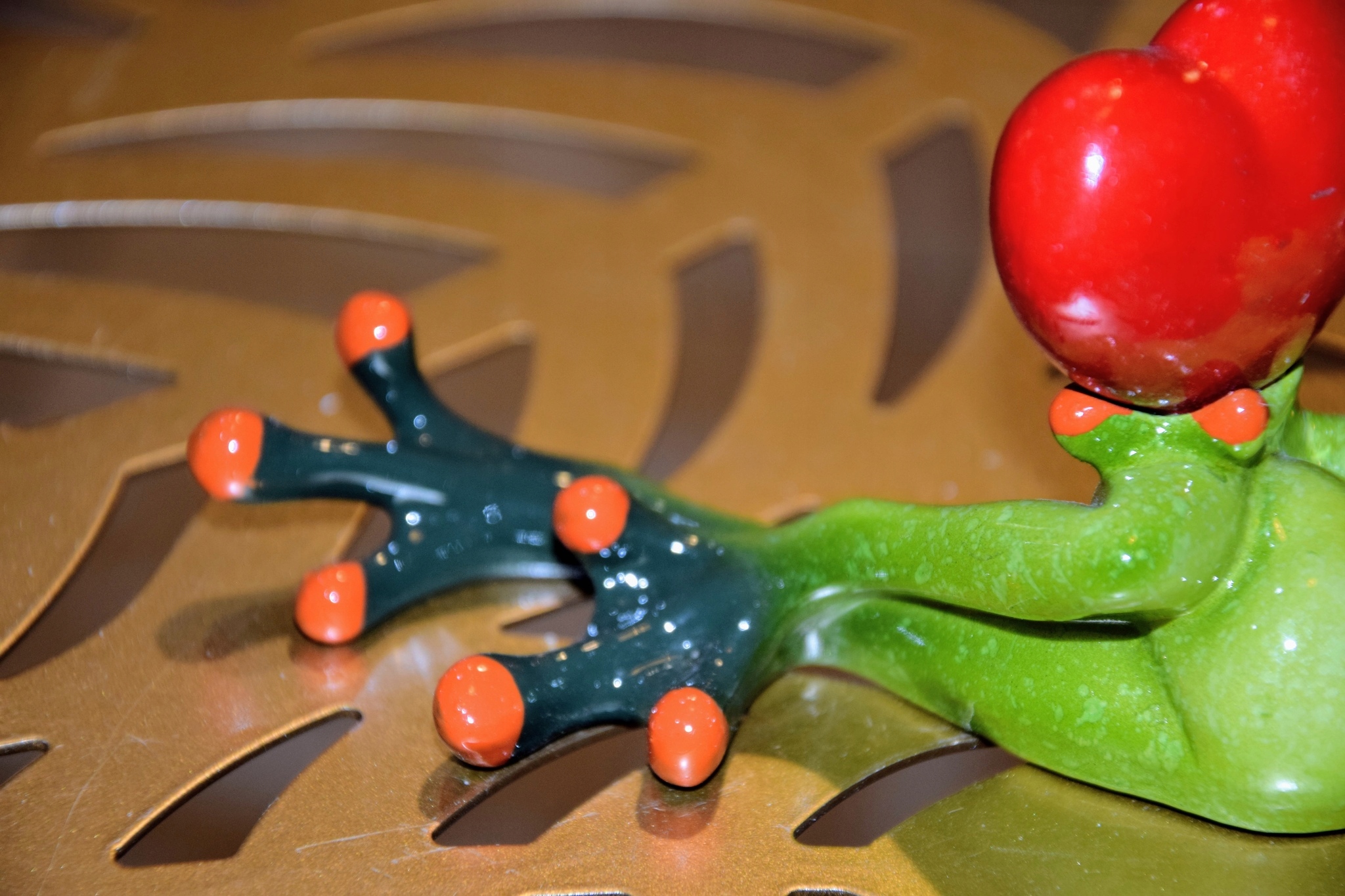 FIGURKA ŻABA LEŻĄCA Z SERCEM Producent Art-Pol