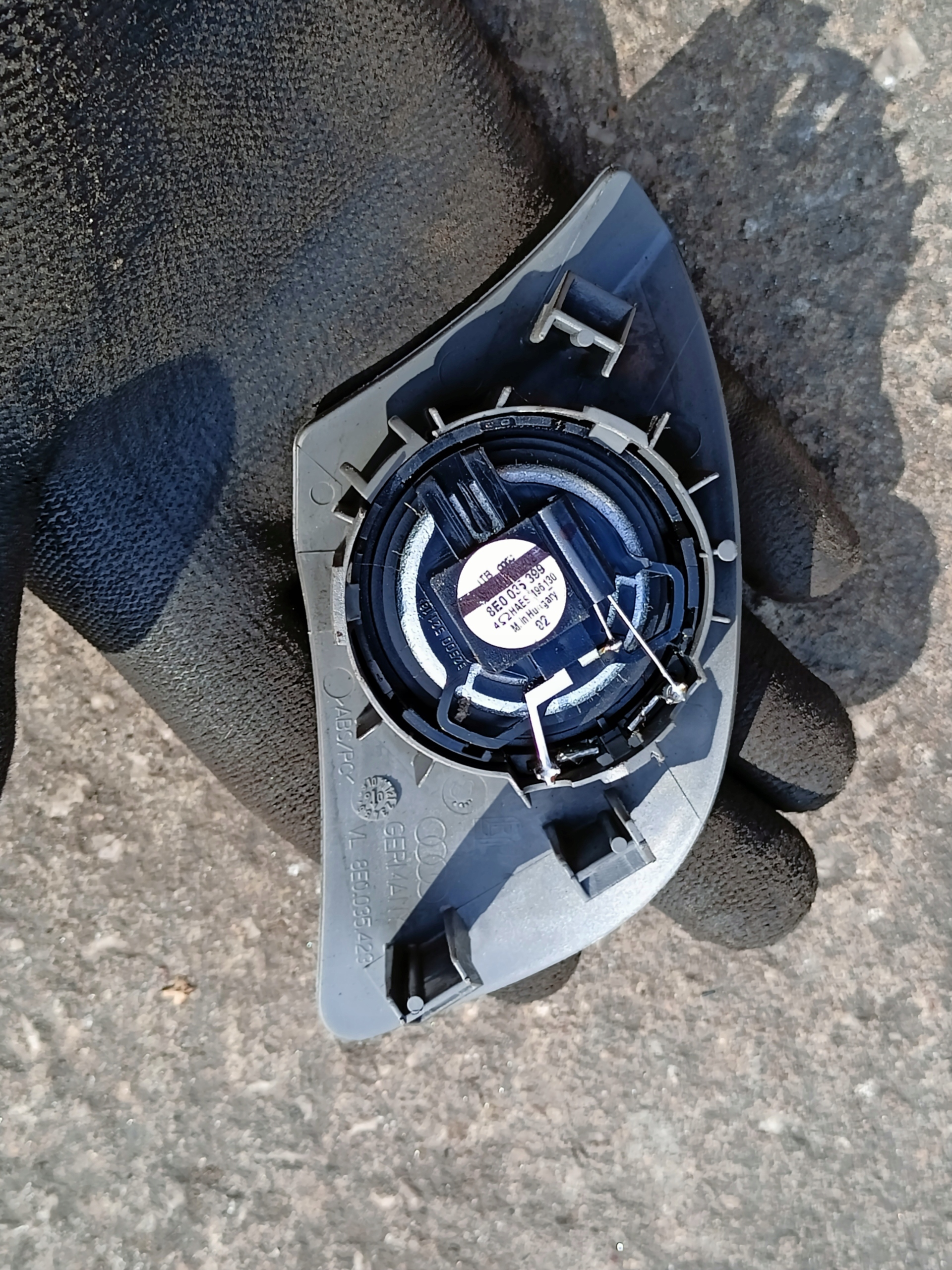 AUDI A4 B7 speaker right rear part covering 8E0035399