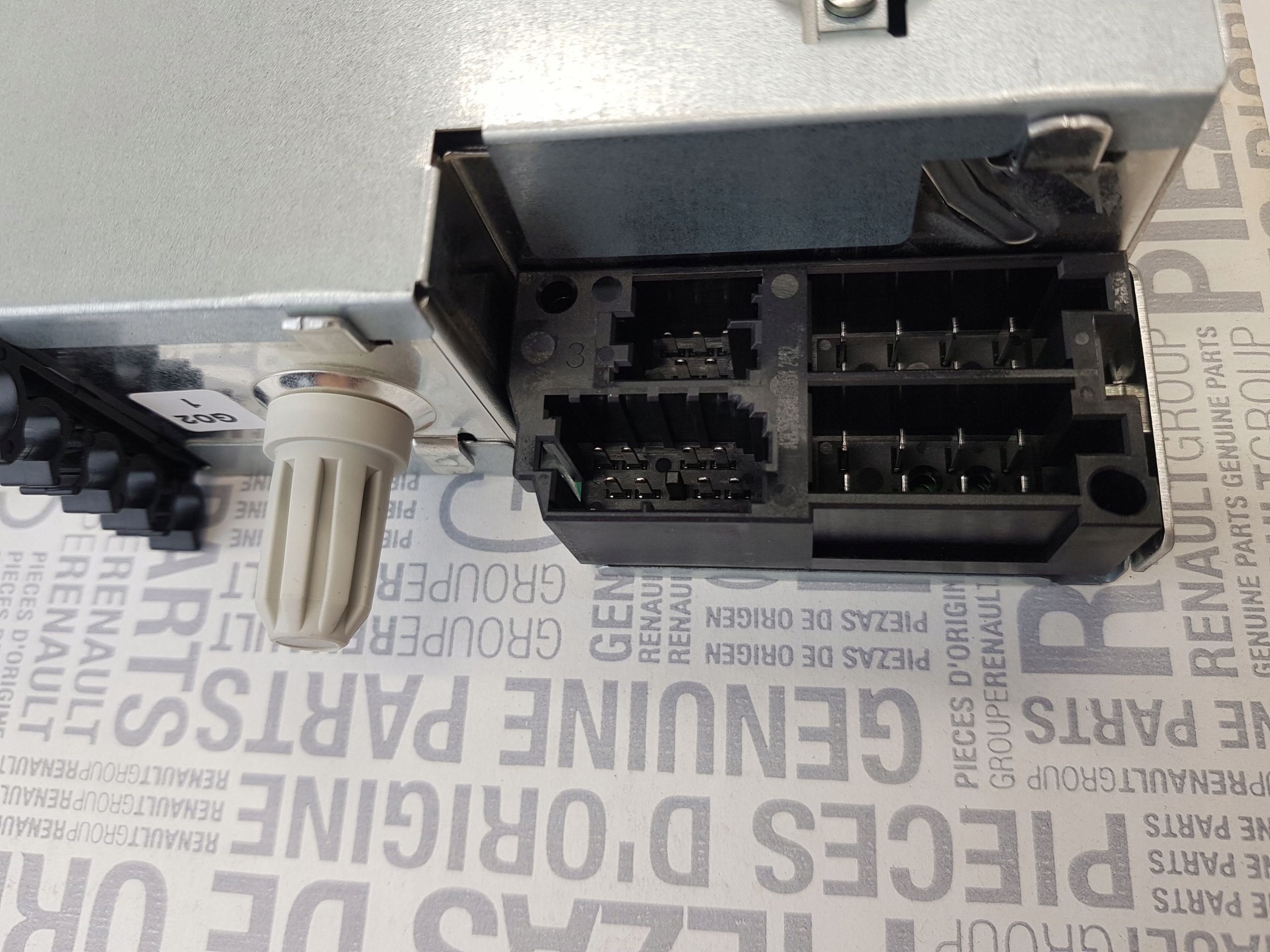 8200607915 - Новое Радио + код Reanult SCENIC II MEGANE CLIO III