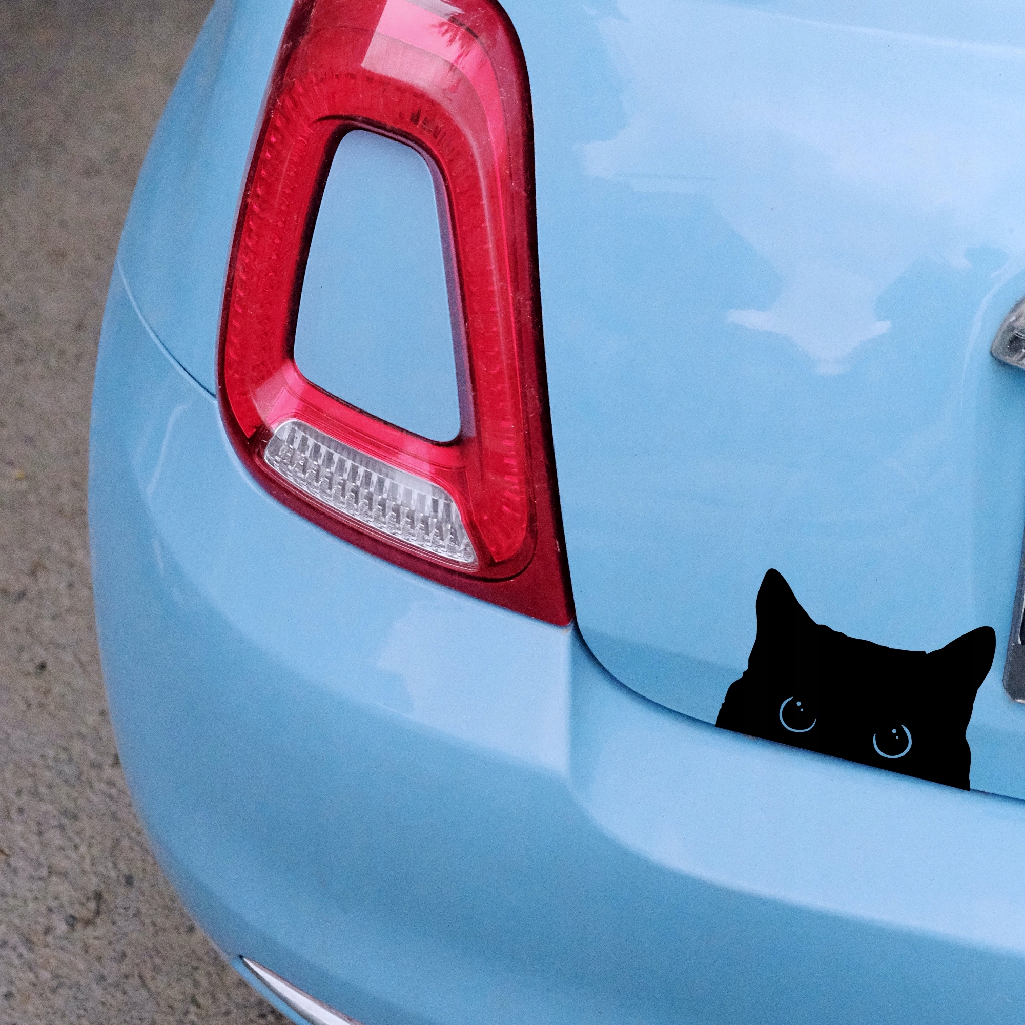 Naklejka KOT PATRZY na Samochód Szybę - Śmieszny wzór dla Właścicieli Kotów Długość 9 cm