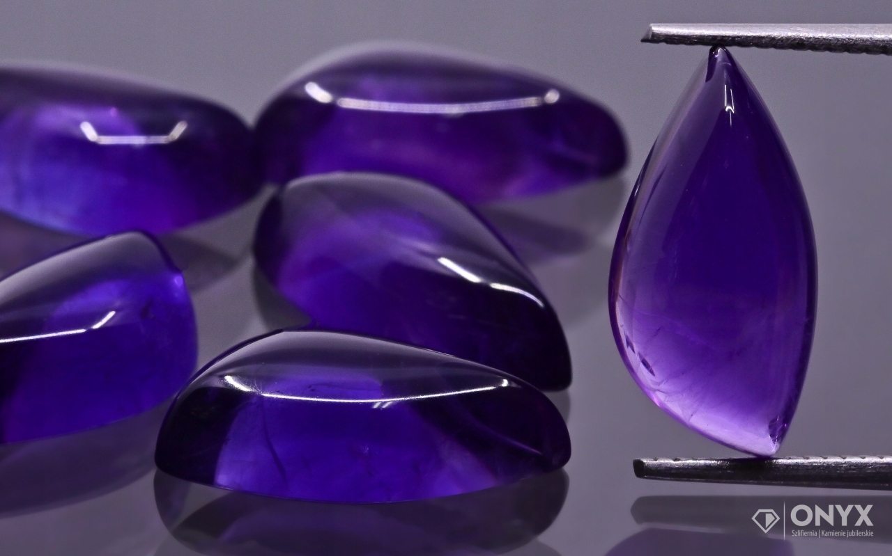 Ametyst A kabošon Levý nepravidelný 16,5x9 mm