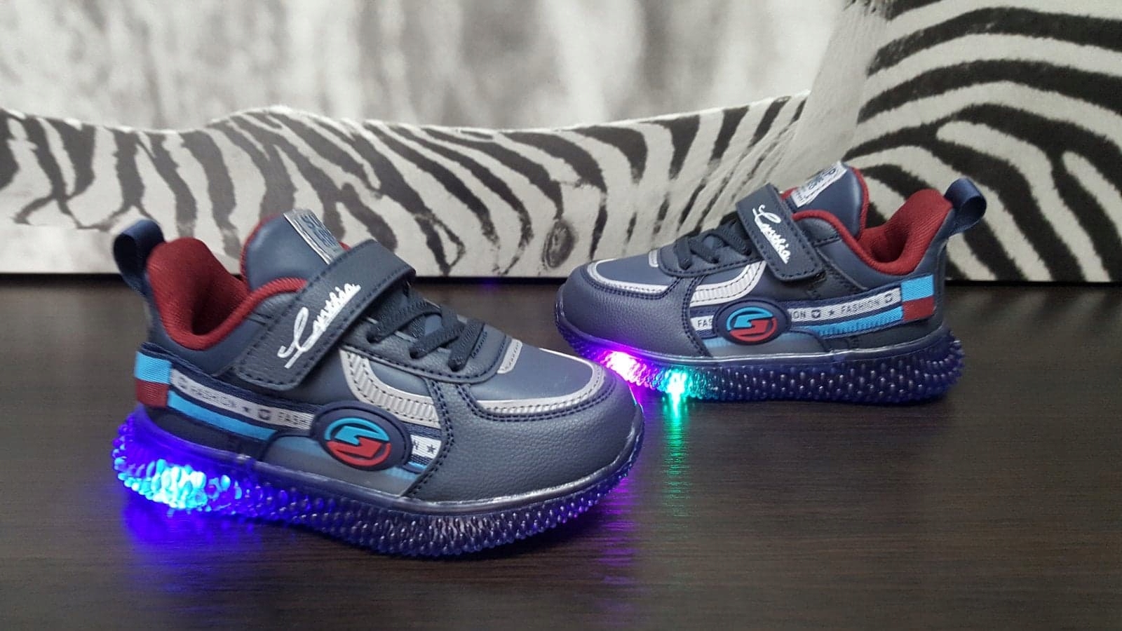 PIĘKNE DZIECIĘCE BUTY Z LED ADIDASY MIGAJĄCE N R21 Materiał skóra ekologiczna