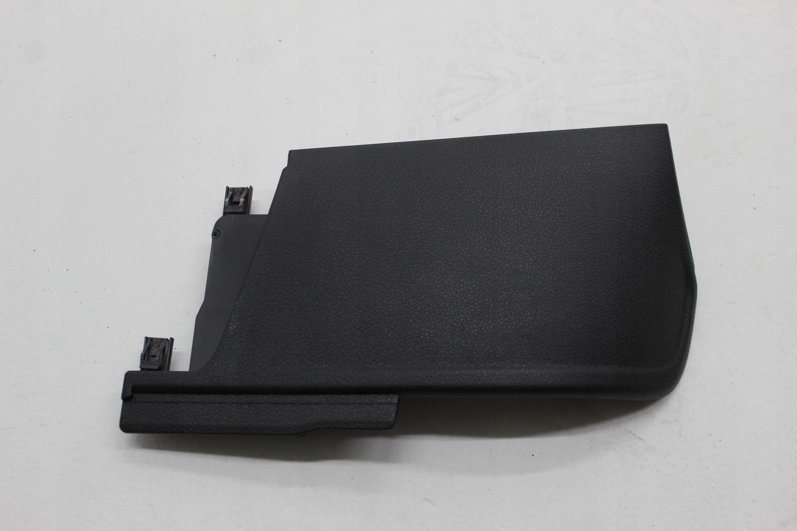 AUDI Q3 8U OSŁONA TYLNEGO SŁUPKA LEWA 8U0868605