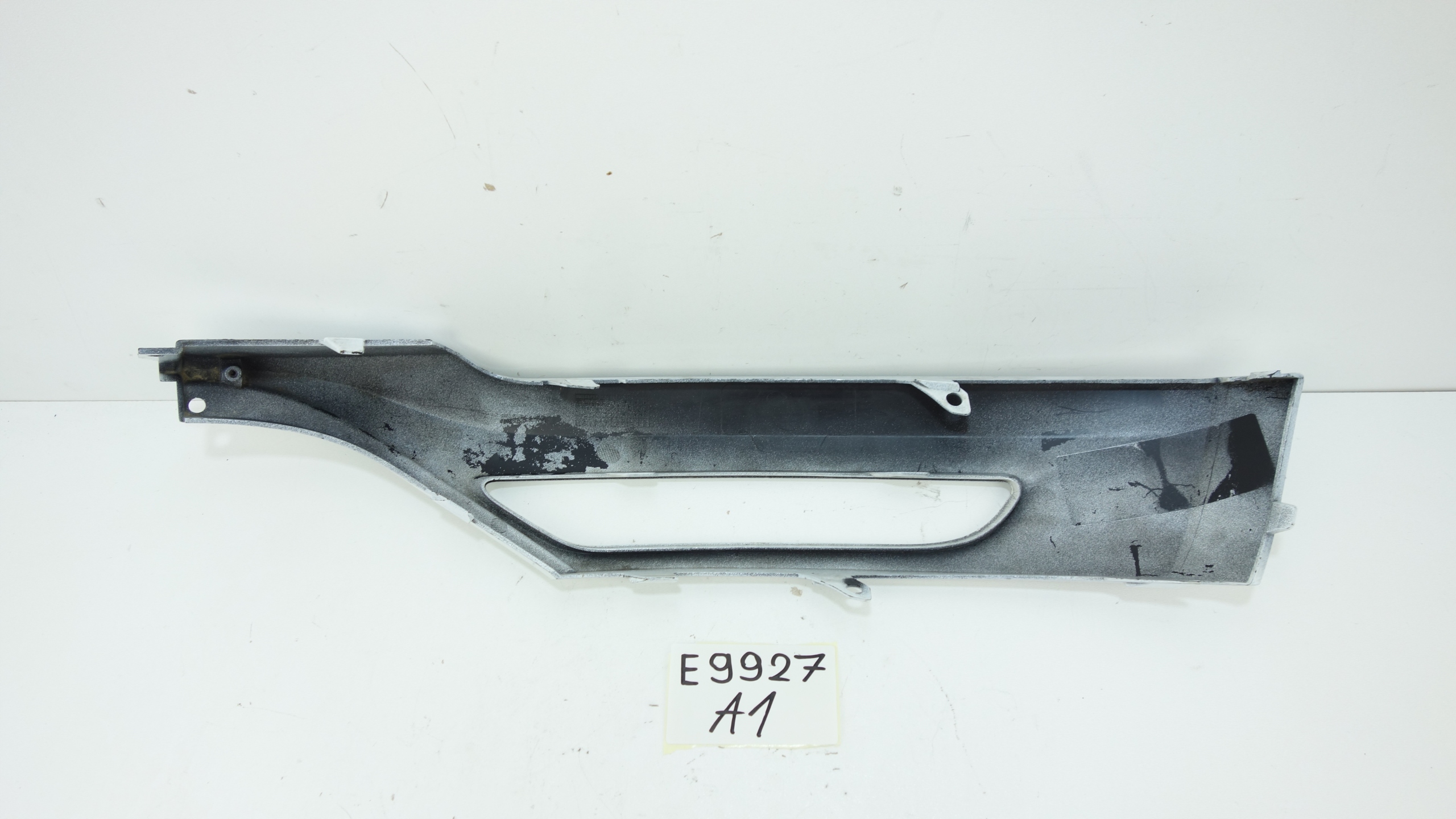 JAGUAR E-PACE X540 2017- grille grid of a bumper right front M9C3-17B875-A