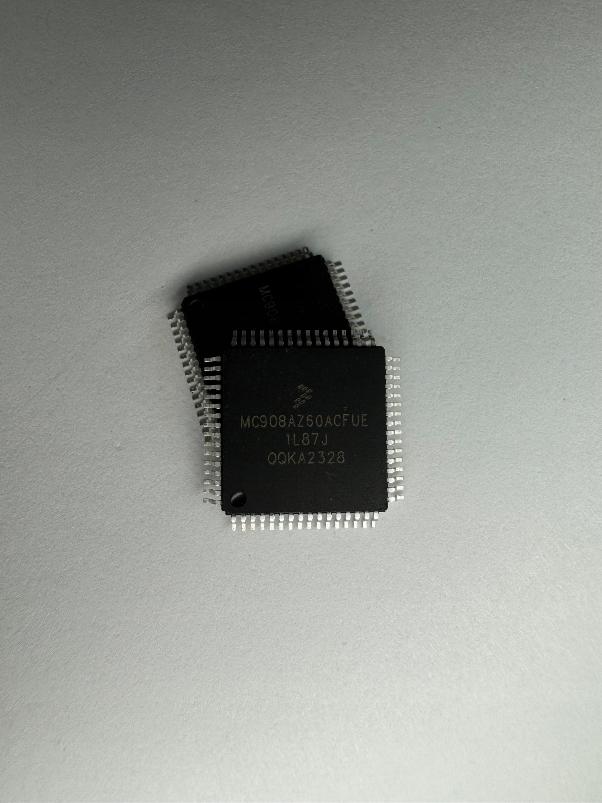 Procesor Integrovaný Obvod MC908AZ60ACFUE Cfu Maska 1L87J Freescale