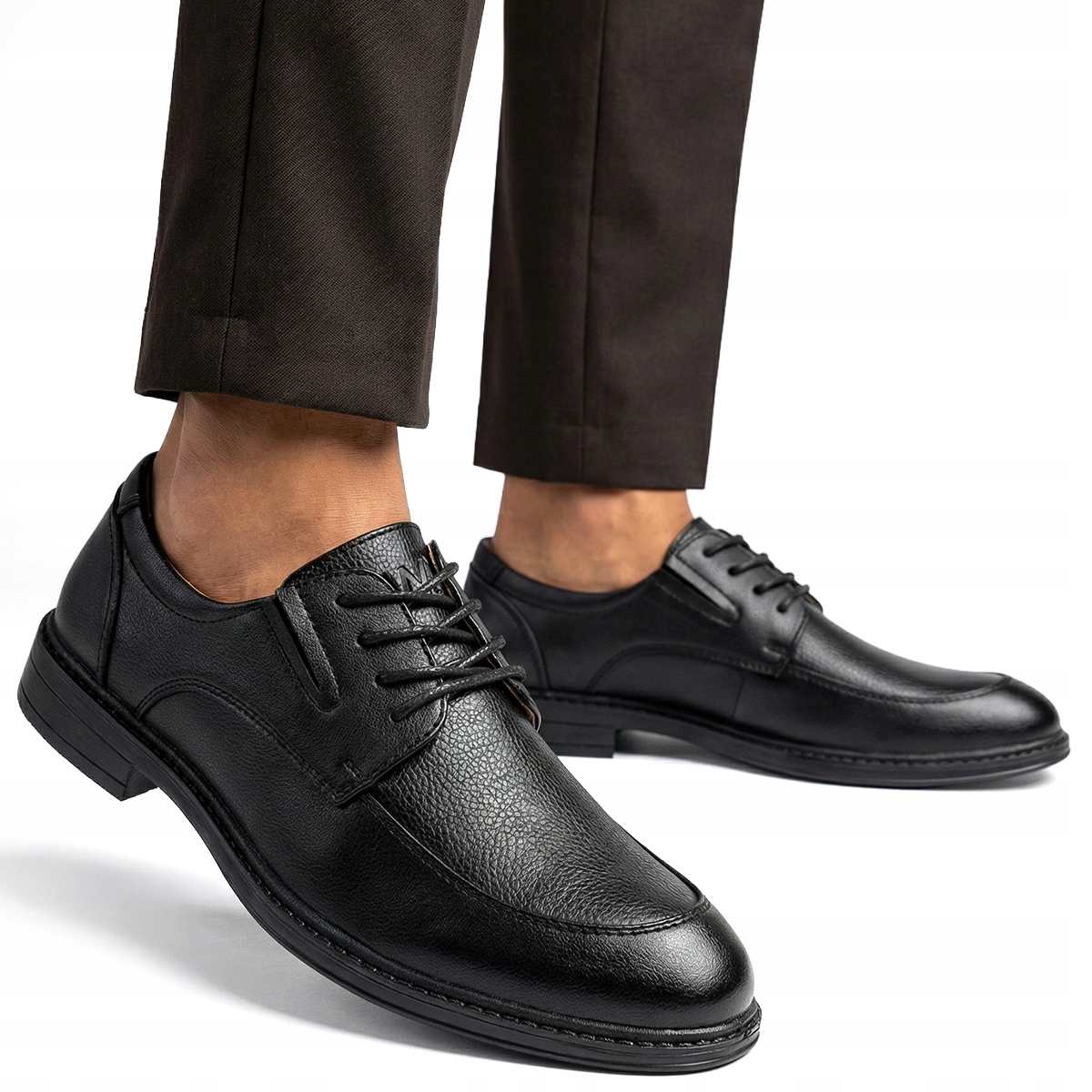 Polobotky černé klasické šněrovací kožené do kanceláře společenské Wojtyłko 41