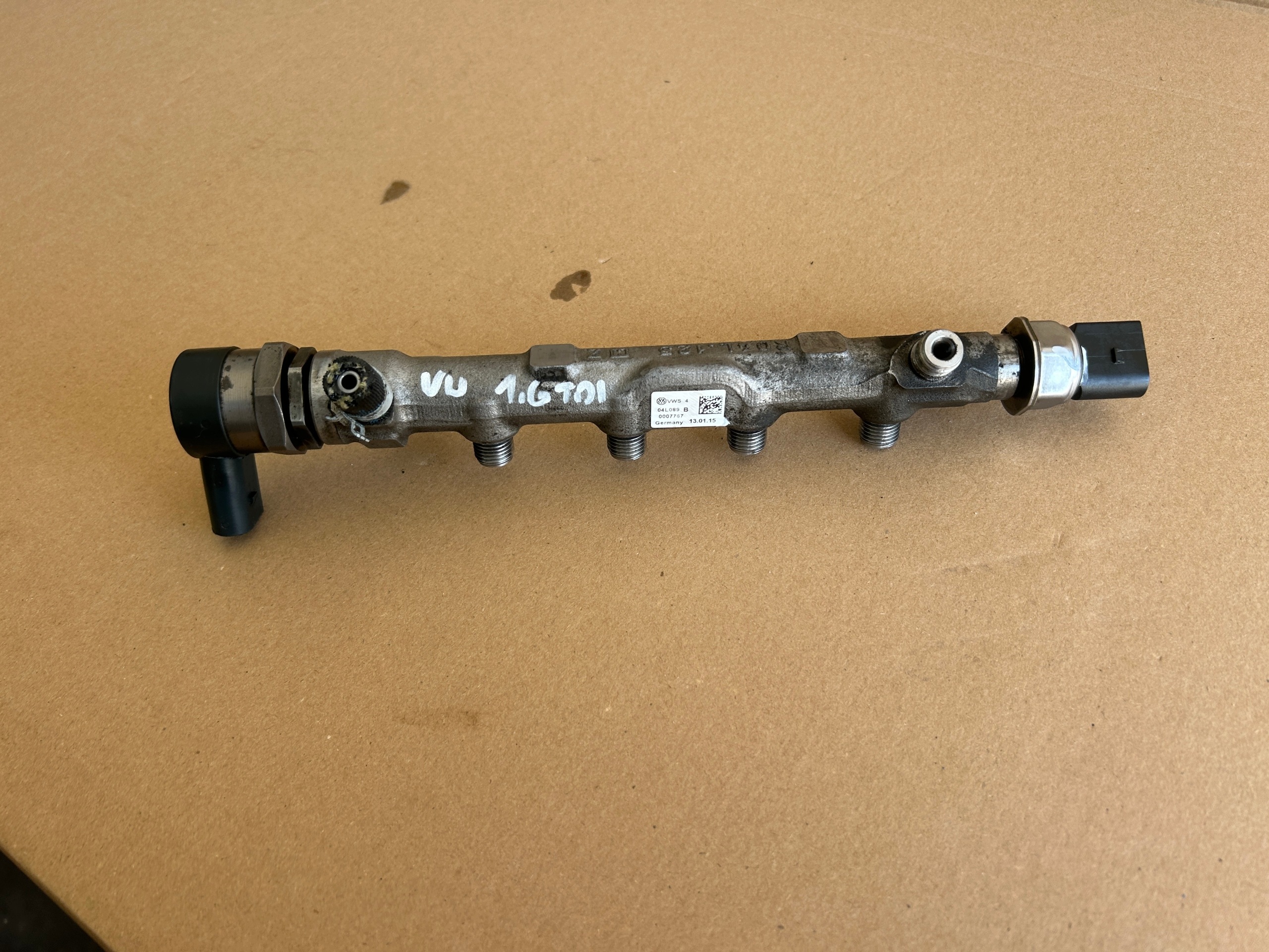 SKODA VOLKSWAGEN AUDI 1,6 TDI rampe injection 04L089B