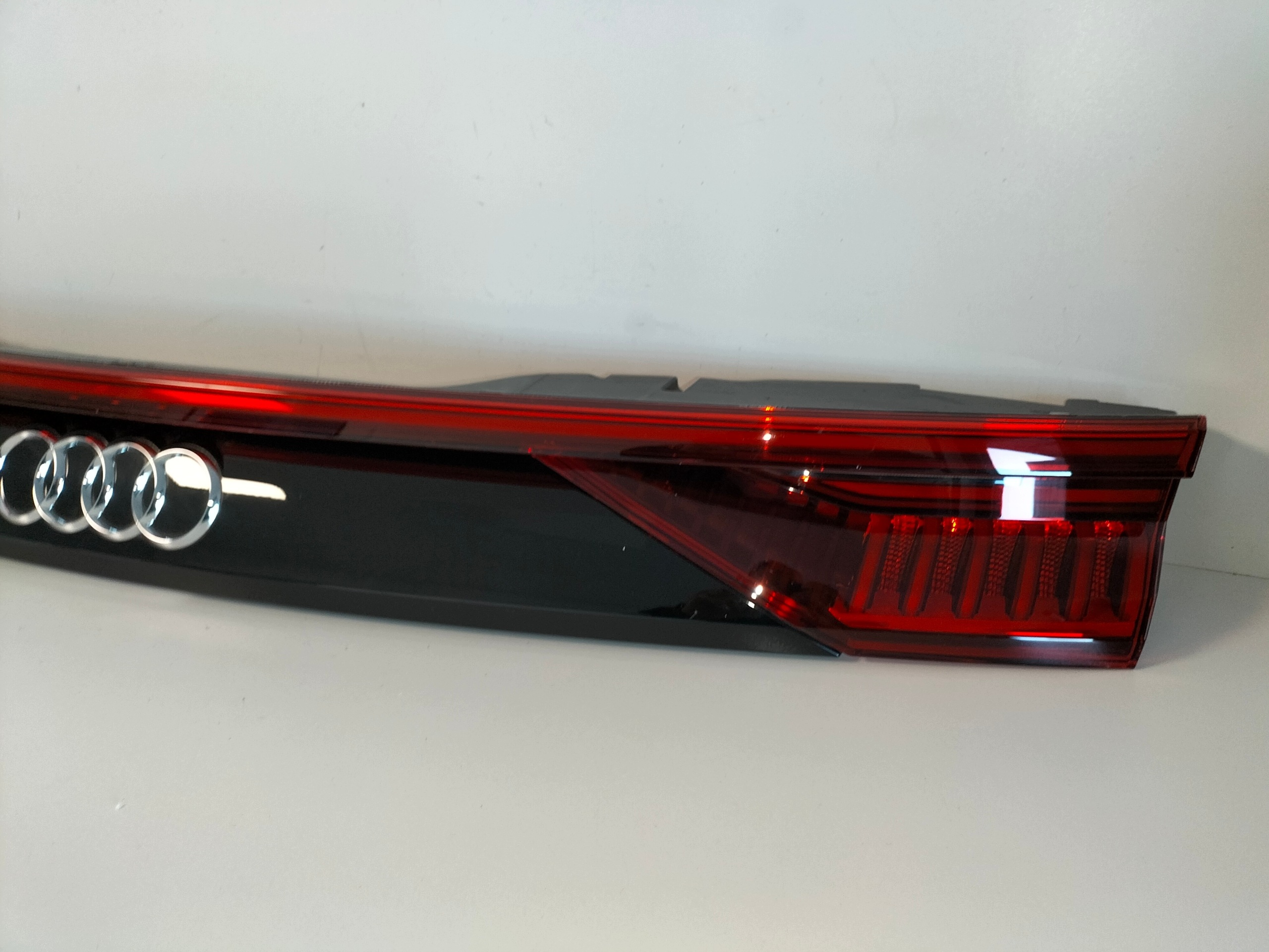 cap light of rear bonnet boot rear part AUDI Q8 4M 18- BASIC