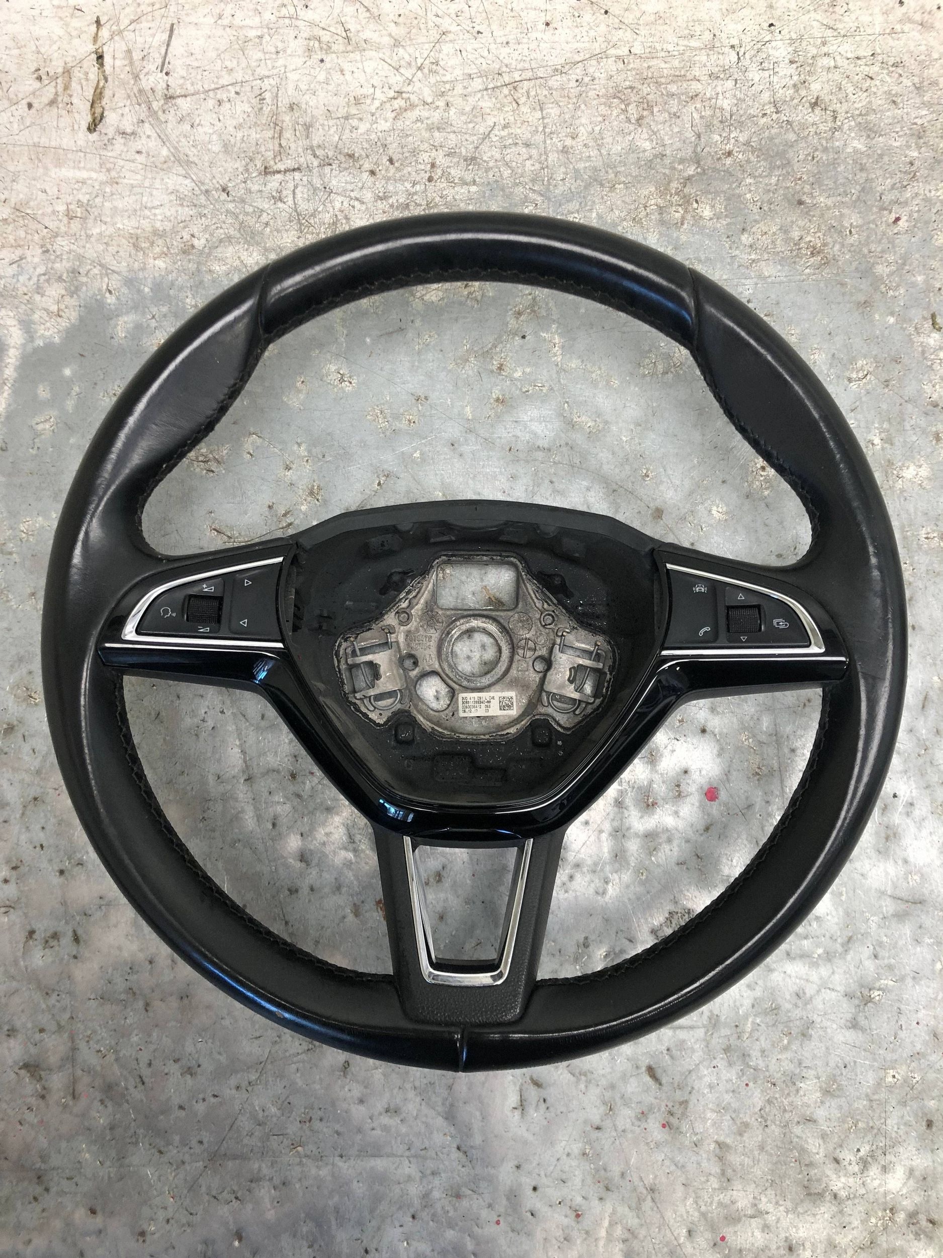 lenkrad Leder MULTIFUNKCJA SKODA RAPID 5E0419685A