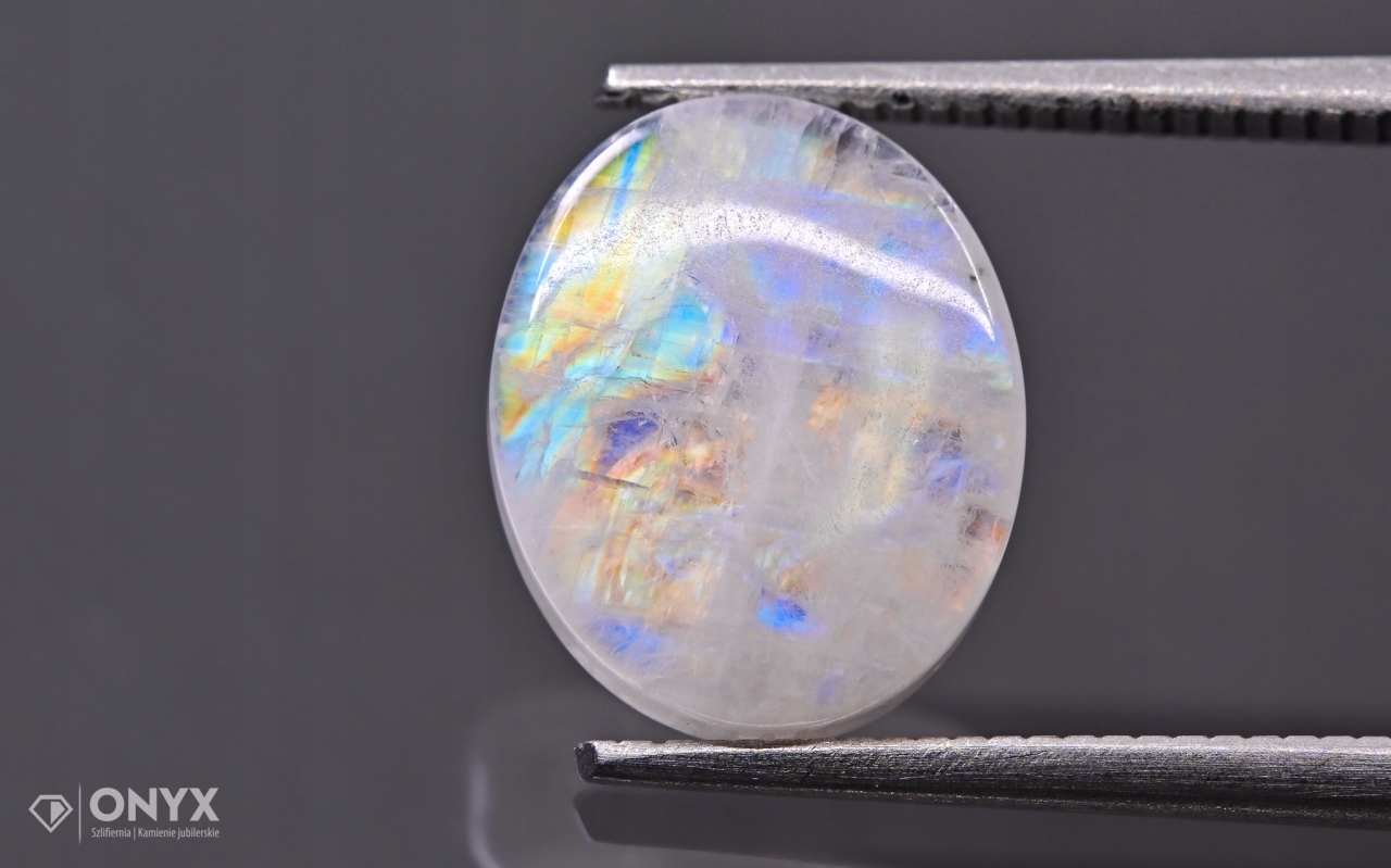 Měsíční kámen mělký ovál 10,5x9 mm