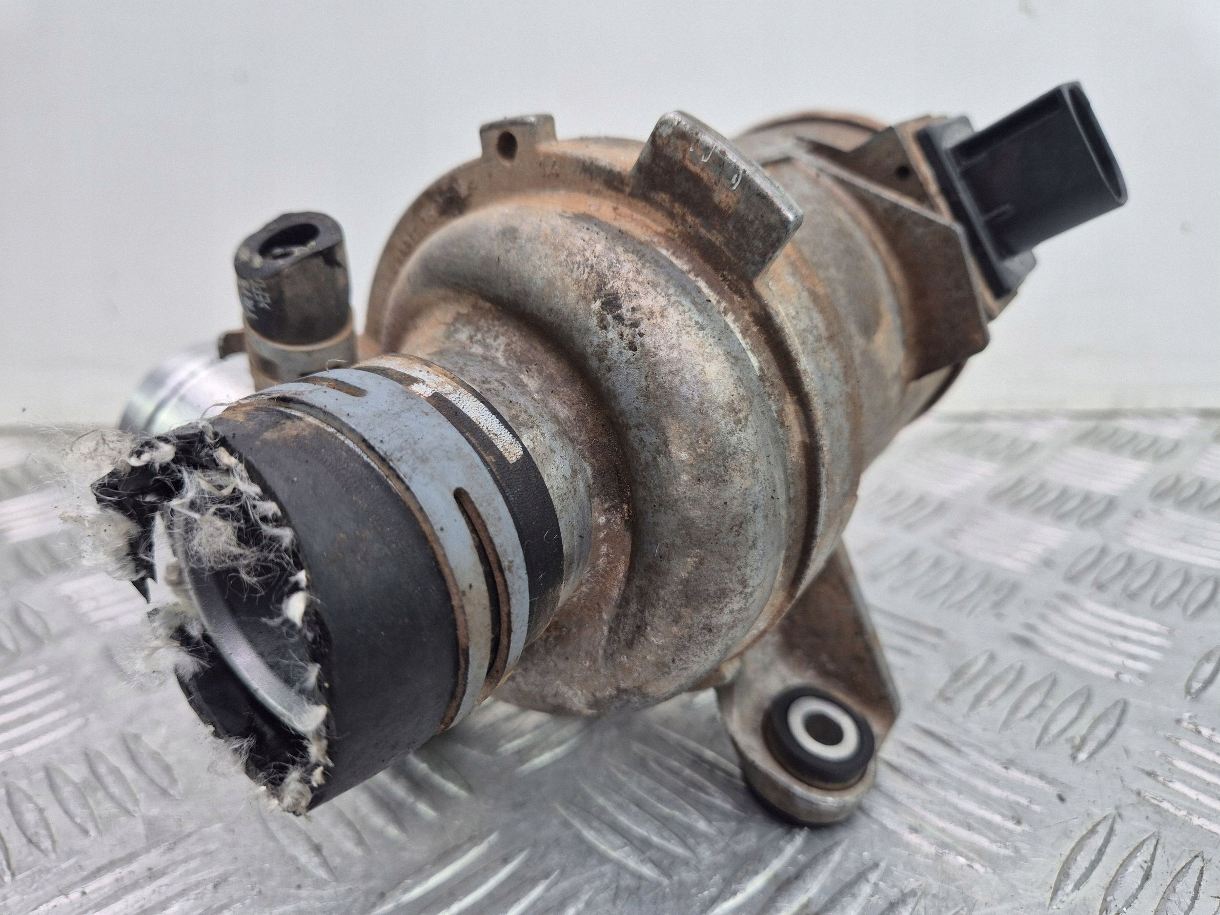 Mercedes C300 W205 water pump A2742000107