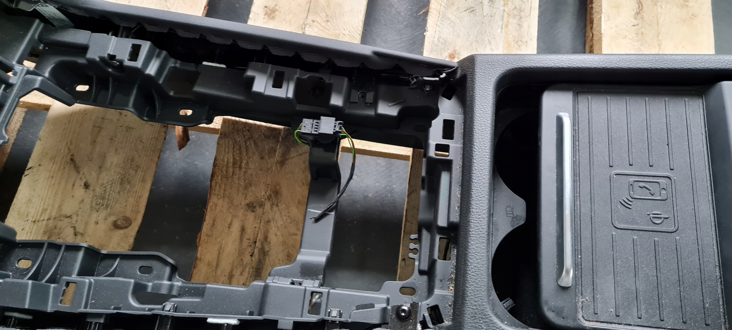 Q5 80A SQ5 armrest TUNEL central LADOWARKA INDUKCYJNA LED