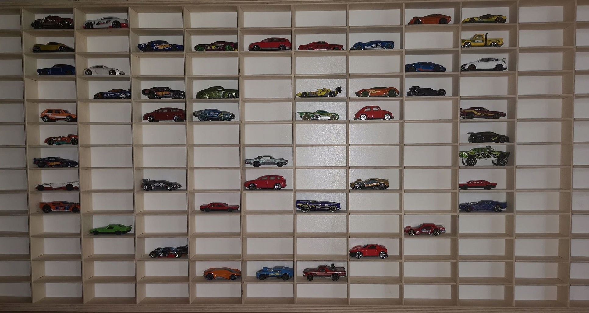 

Półka na resoraki 156 autek typu Hot Wheels