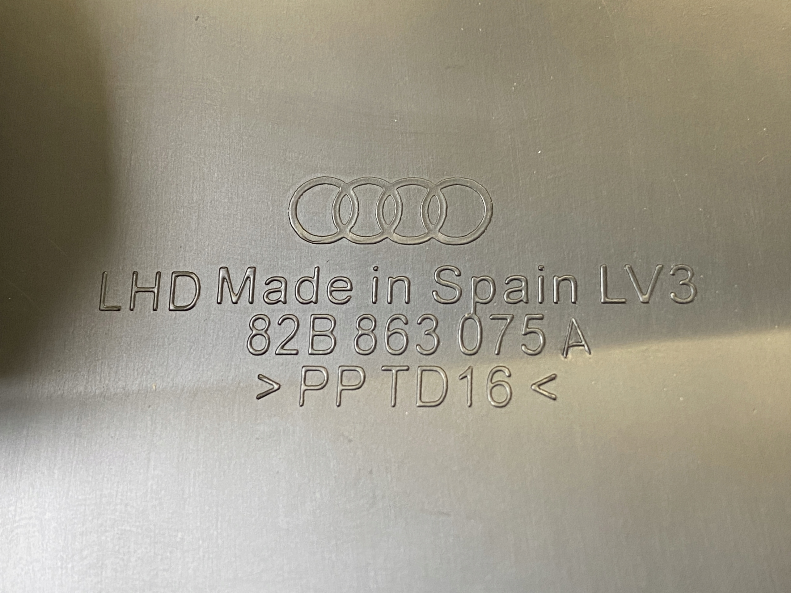 AUDI A1 82A cover below steering wheel, 82B863075A
