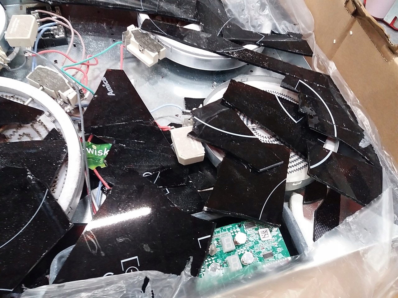 Płyta AMICA PCN6400Z - uszkodzenie Kolor dominujący czarny