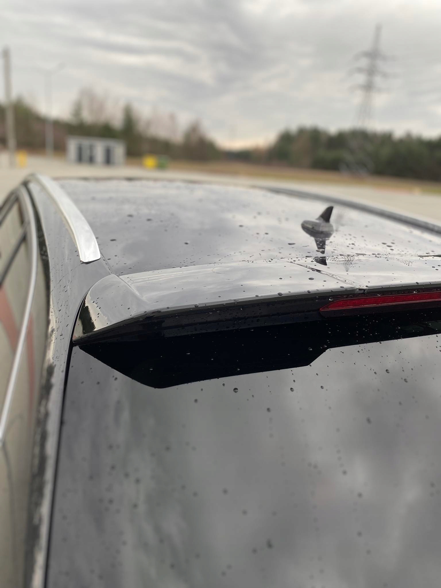 AUDI A4 B8 KOMBI LOTKA SPOILER DOKŁADKA RS LOOK CZARNY POŁYSK Kolor czarny