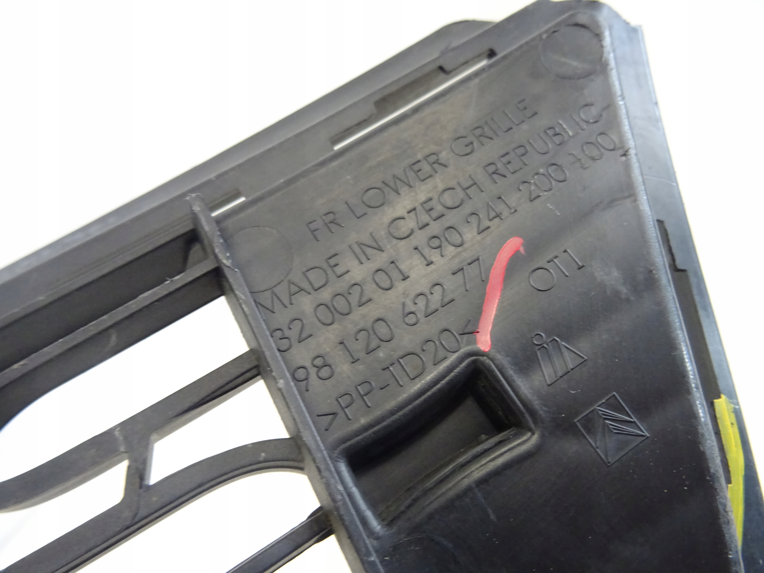 grid of a bumper front front central CITROEN C3 III 9812062277