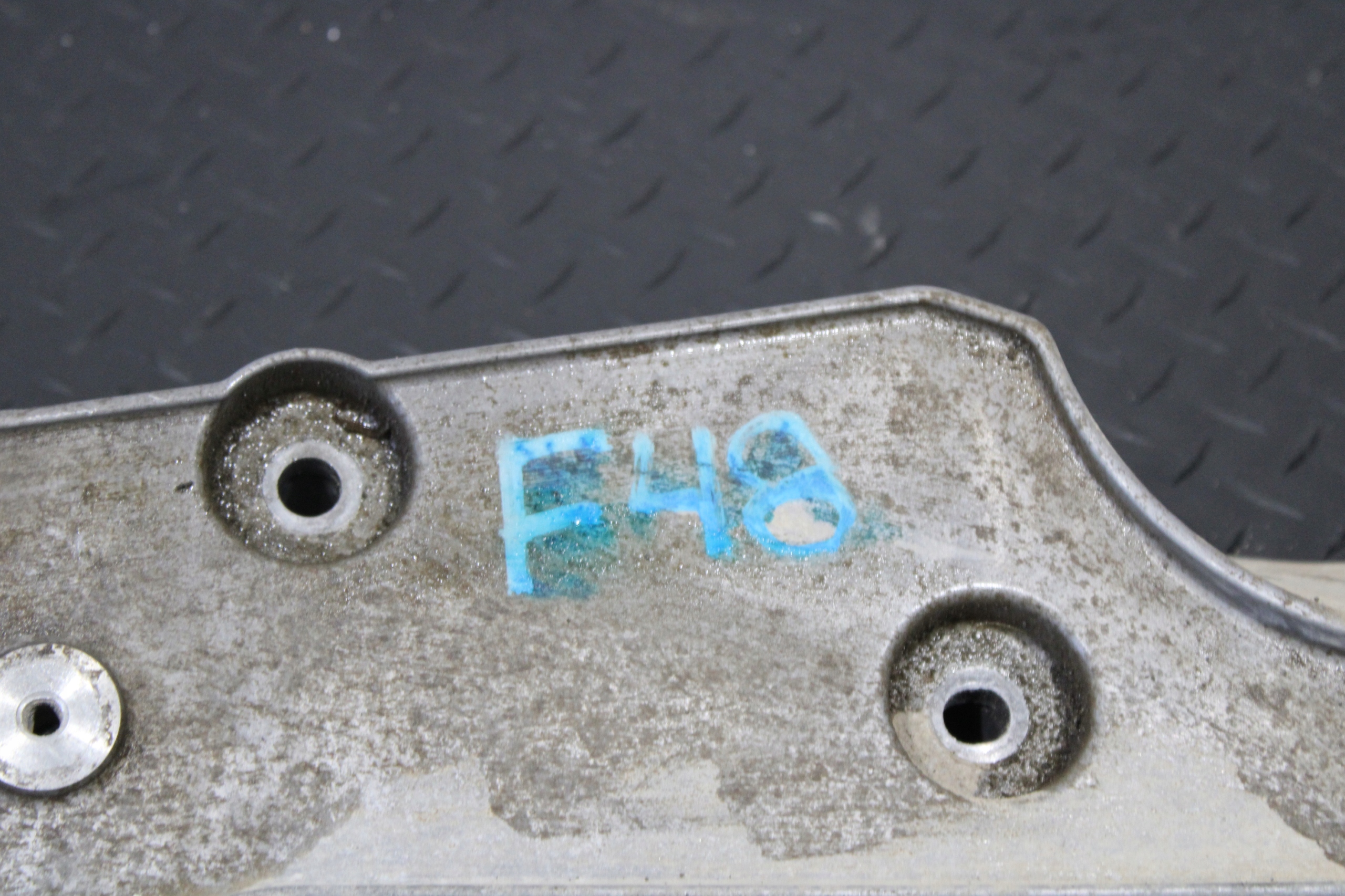 sider pillar holder BMW X1 F48 6852896