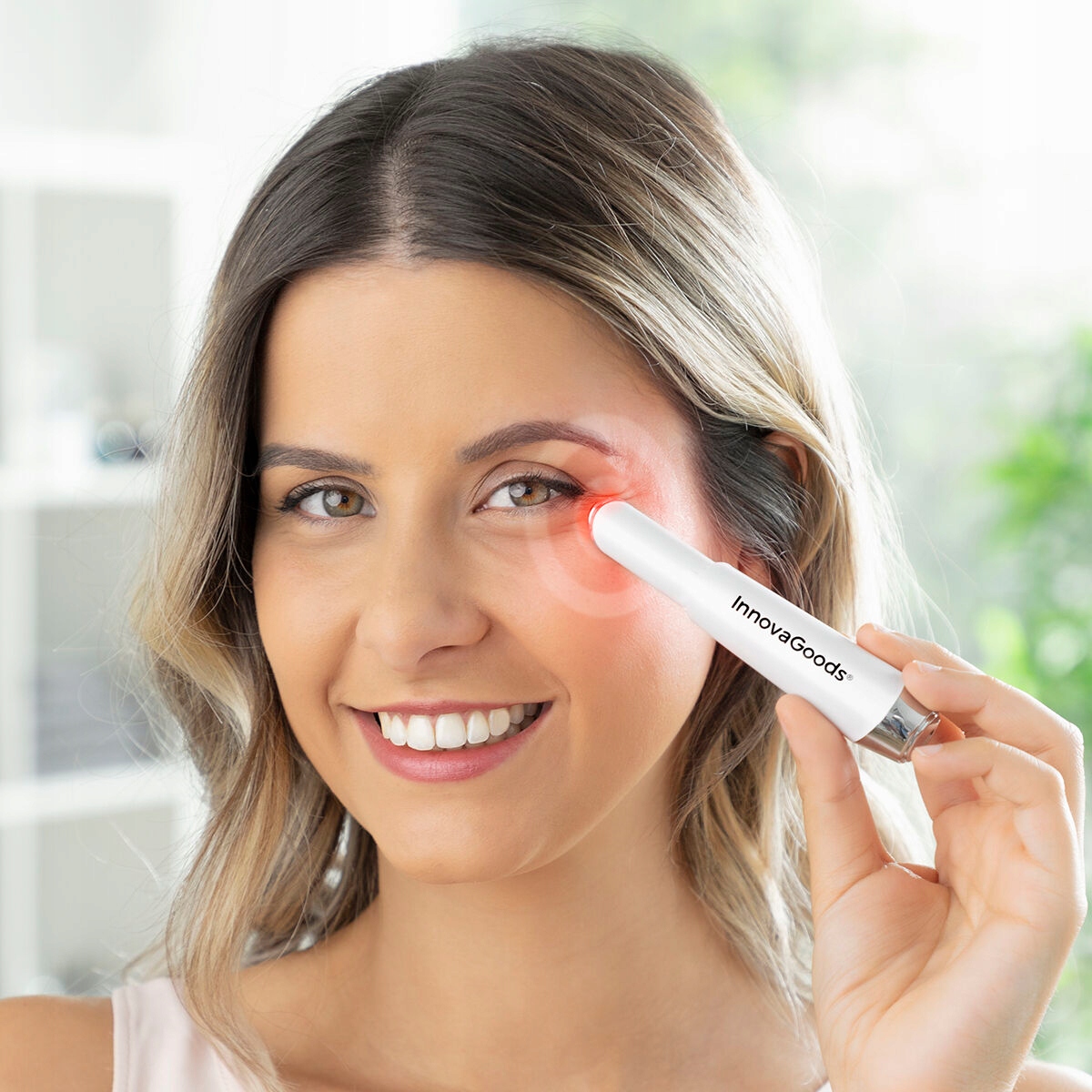 Protivráskové masážní zařízení pro oční okolí s funkcí fototerapie