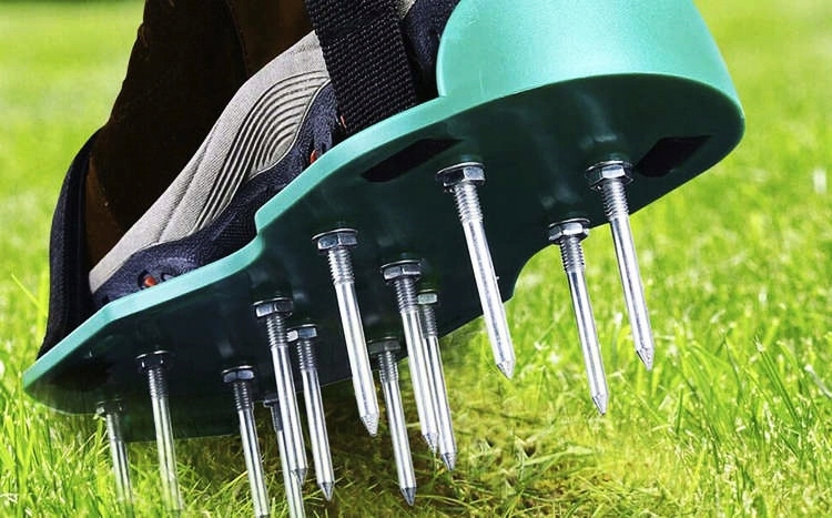 AERATOR DUŻE KOLCE BUTY DO NAPOWIETRZANIA AERACJA DO TRAWNIKA TRAWY OGRODU Regulacja głębokości roboczej z regulacją
