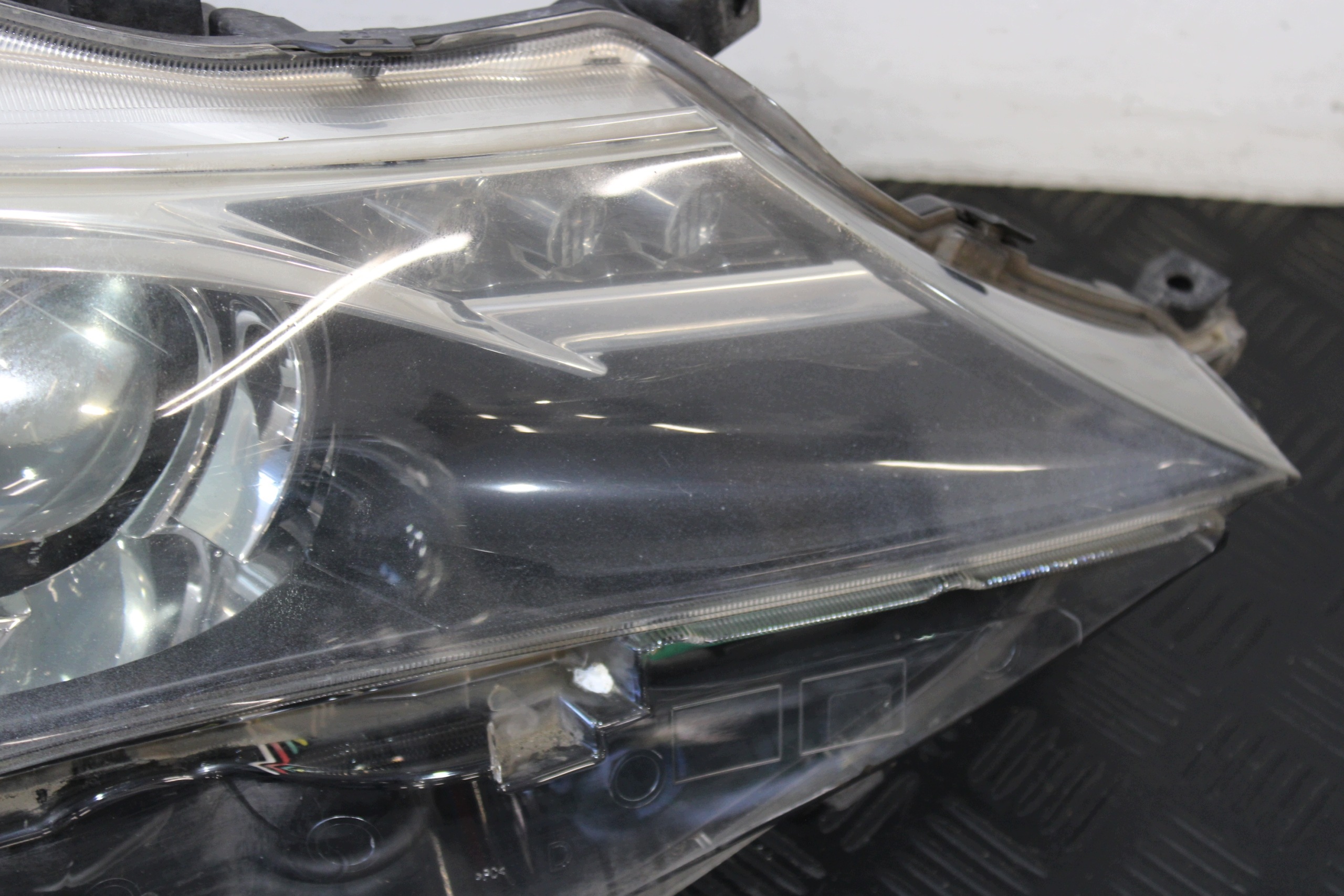 light right front front 81110-02E21 TOYOTA AURIS II 2 KOMBI