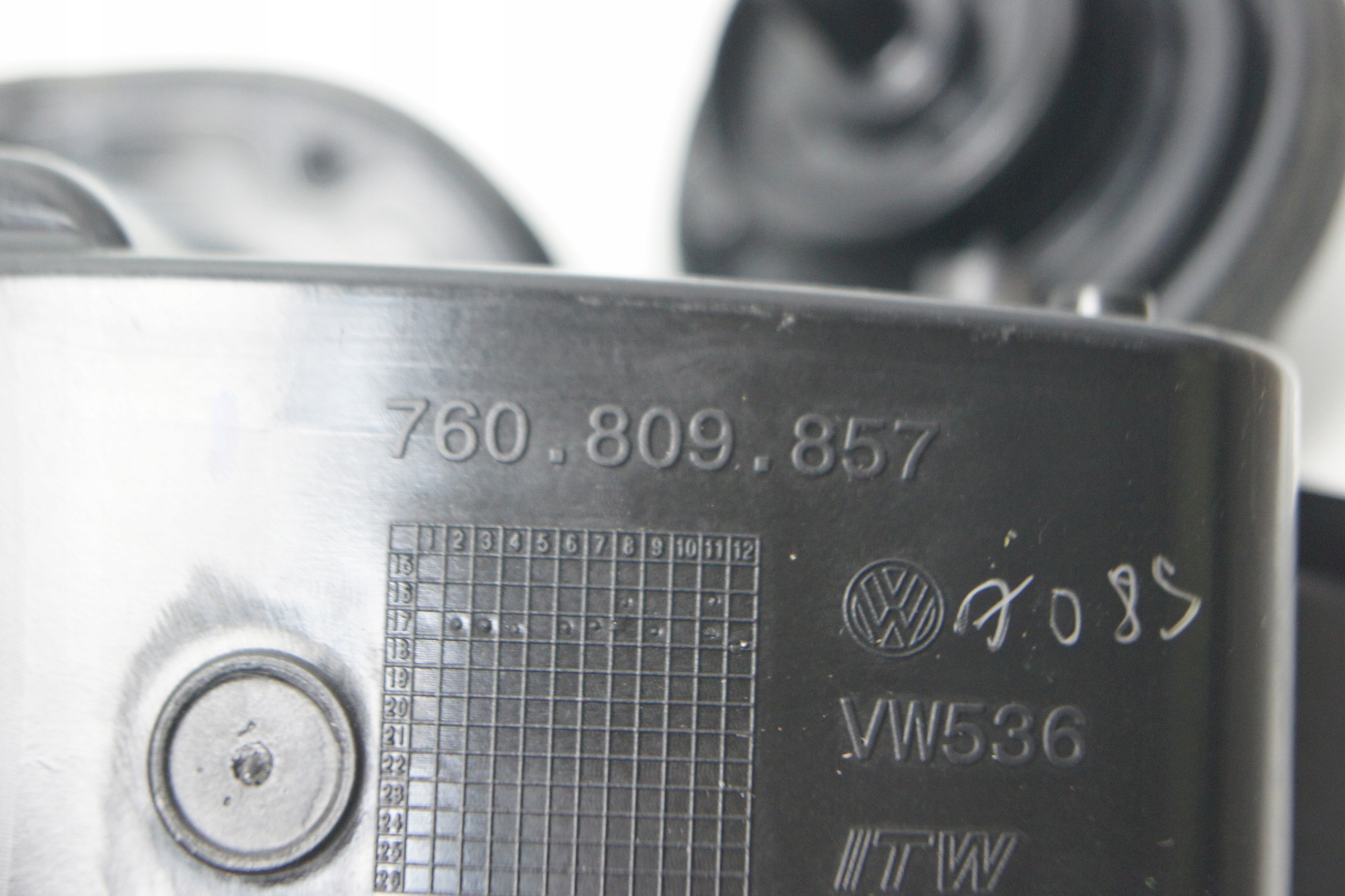 GD TOUAREG III LOK1 KLAPKA WLEWU PALIWA 760809857 Color white